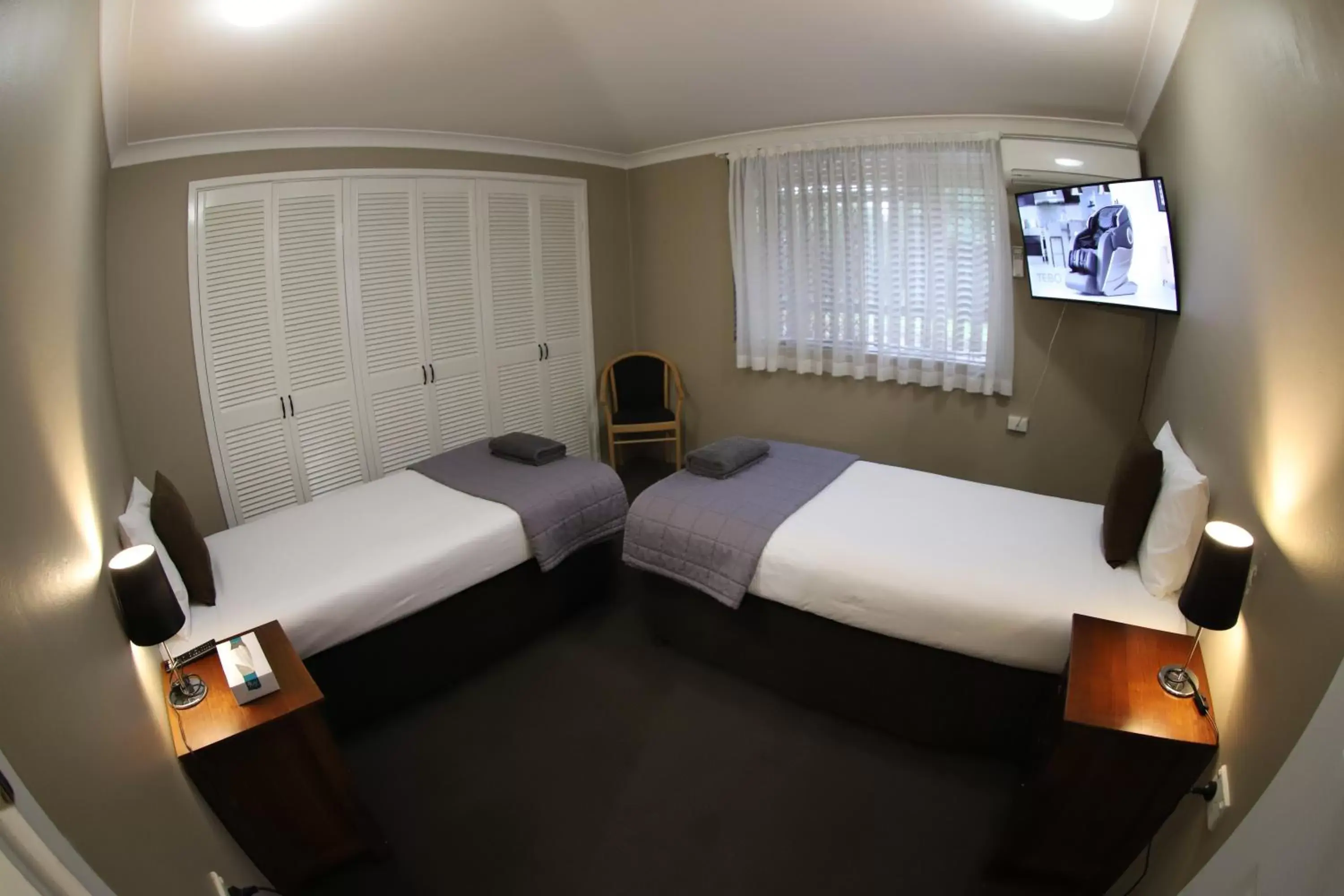 Photo of the whole room, Bed in Sleepy Hill Motor Inn