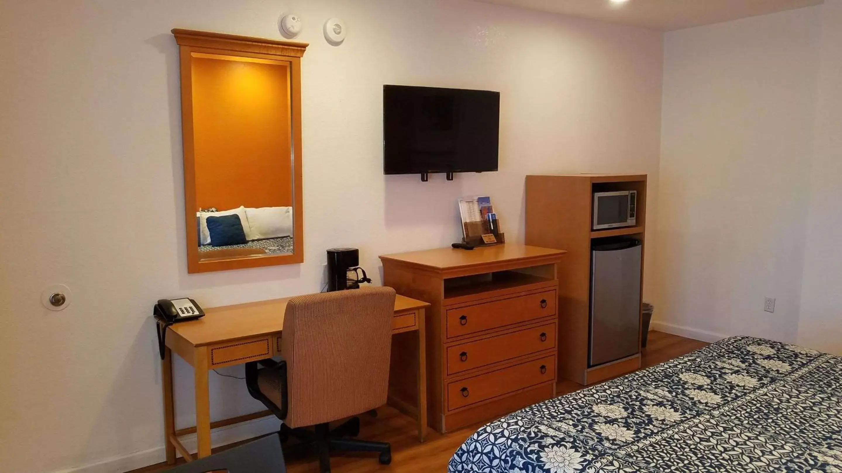 Photo of the whole room, TV/Entertainment Center in Rodeway Inn Alameda-Oakland