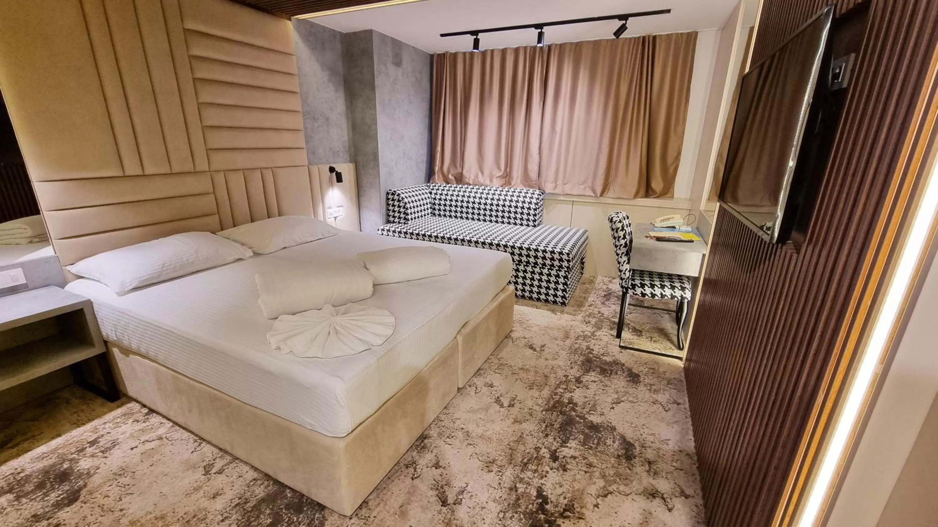 Bed in Hollywood Hotel