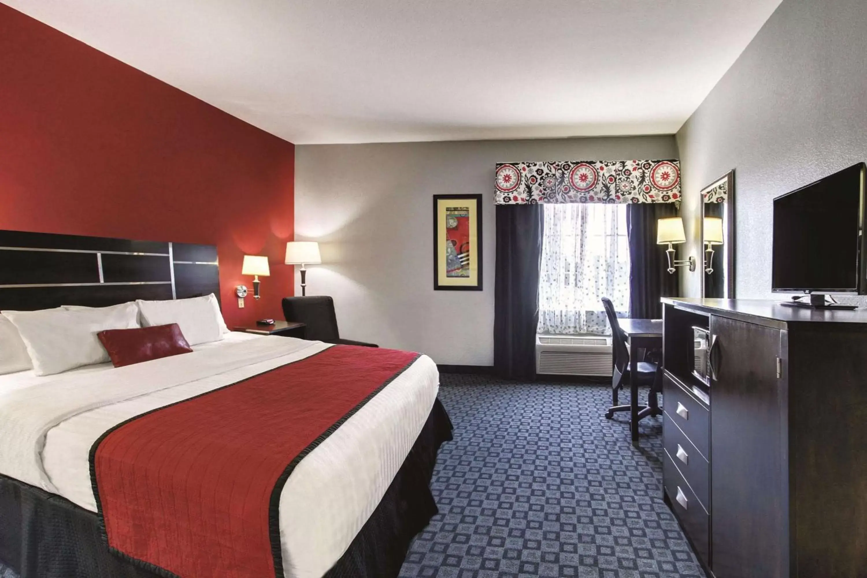 Deluxe King Room in La Quinta Inn & Suites by Wyndham South Dallas - Hutchins Deluxe King Room in La Quinta Inn & Suites by Wyndham South Dallas - Hutchins