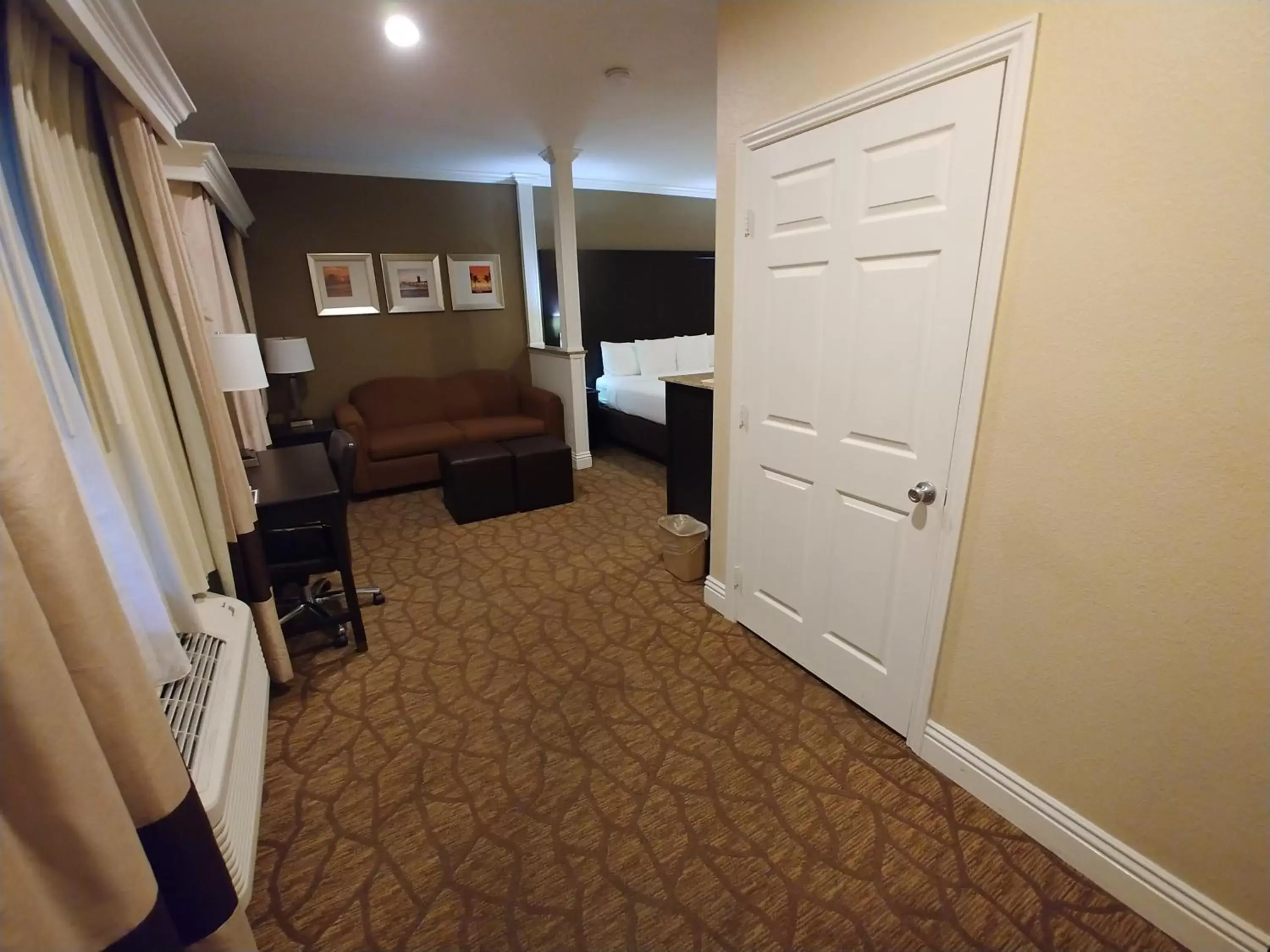 King Suite - Accessible/Non-Smoking in Comfort Inn & Suites Huntington Beach