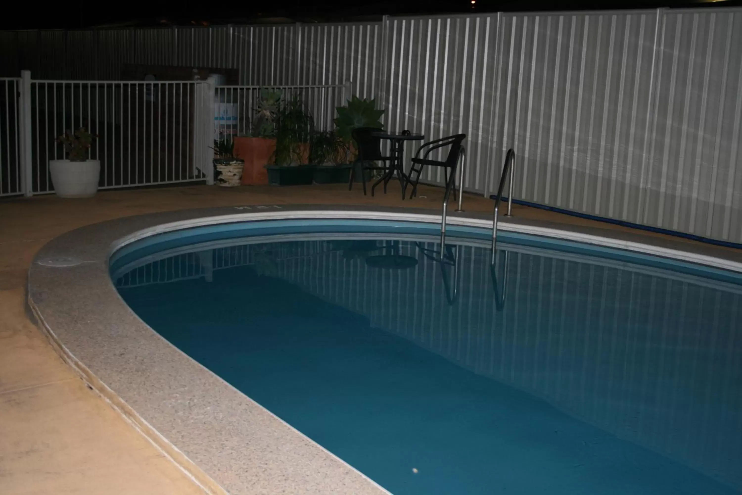 Night, Swimming Pool in The Plains Motor Inn