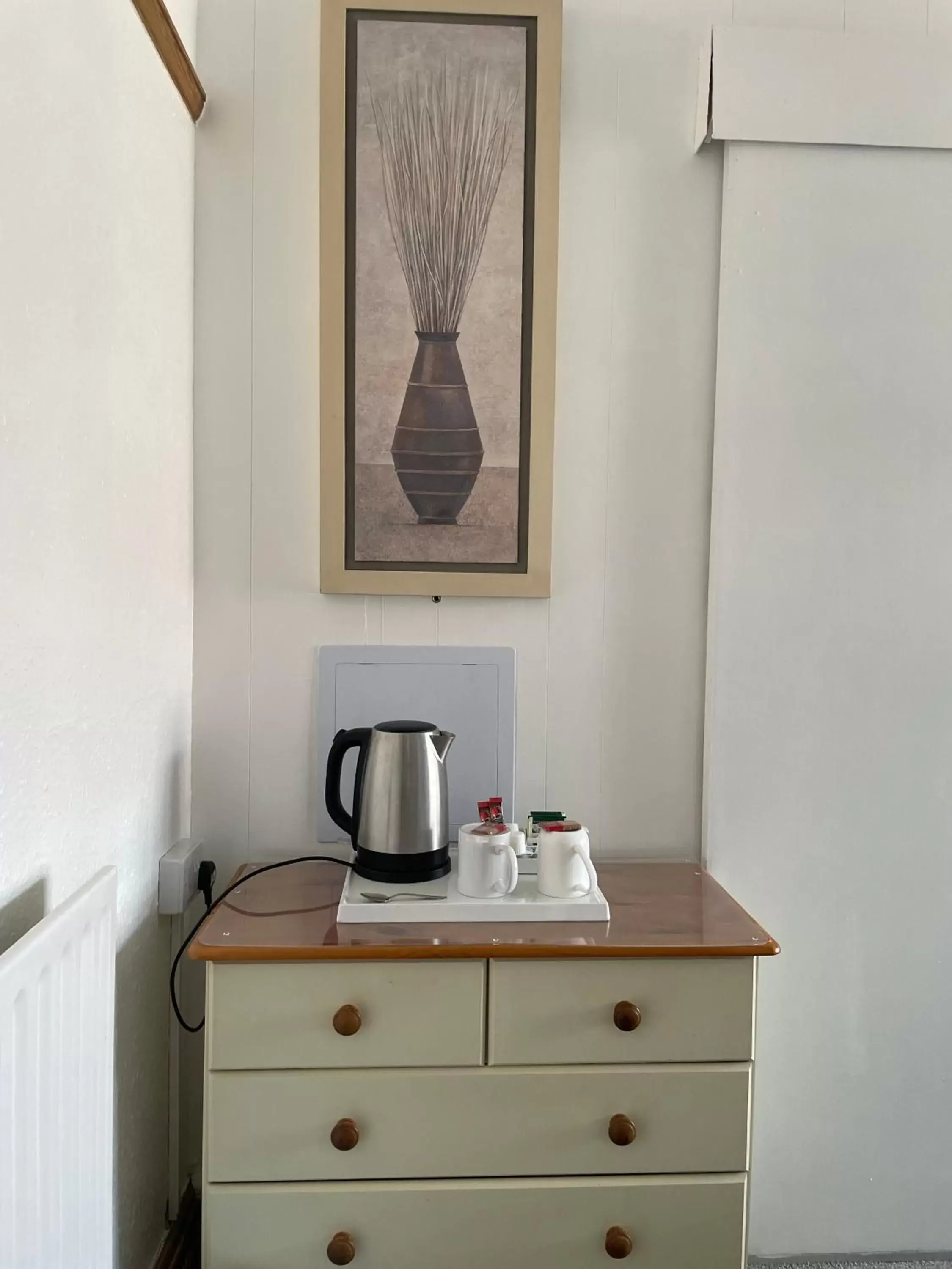 Coffee/tea facilities, Kitchen/Kitchenette in Whiteways Guest House