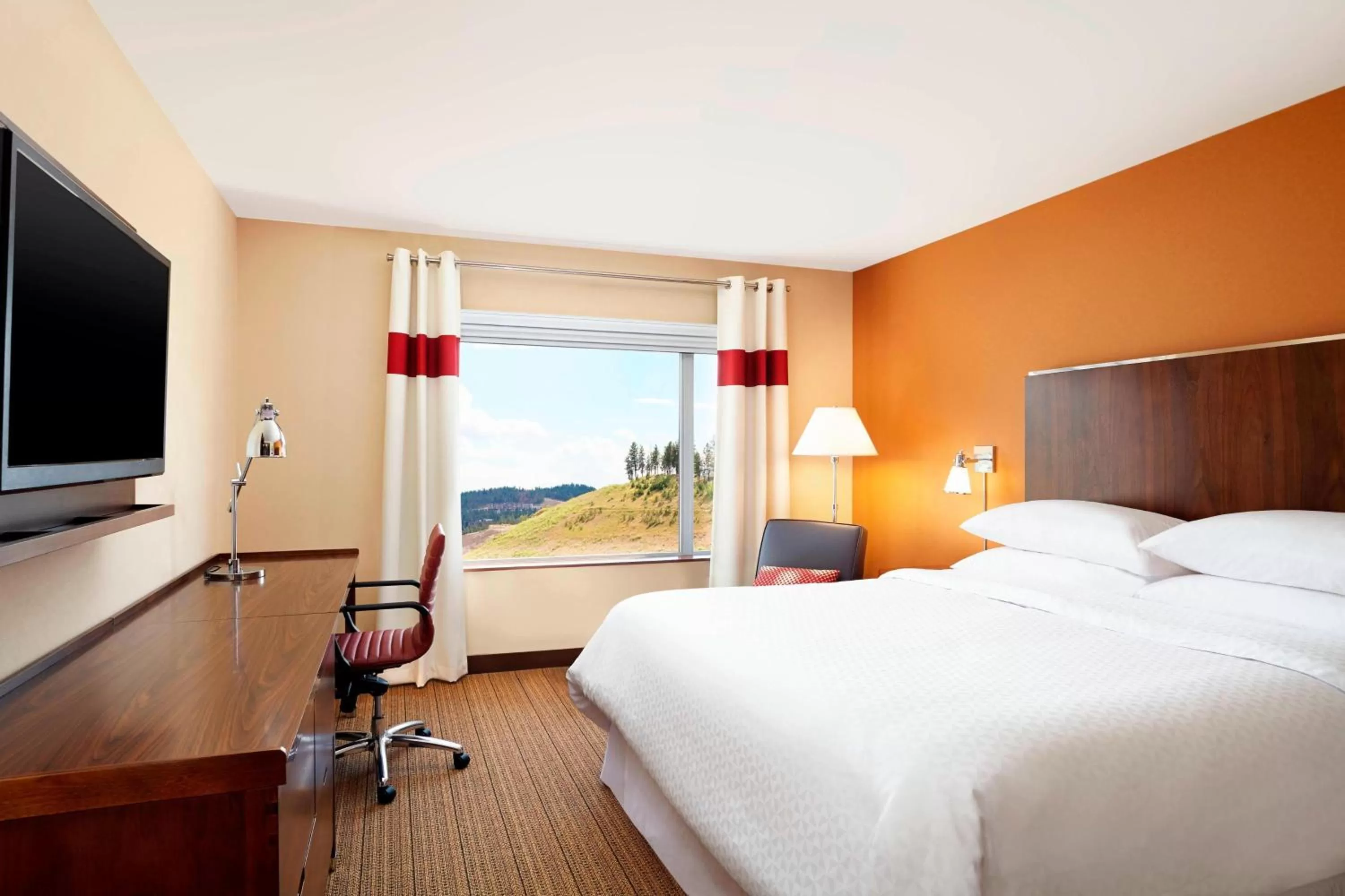 Photo of the whole room, Bed in Four Points by Sheraton Kelowna Airport