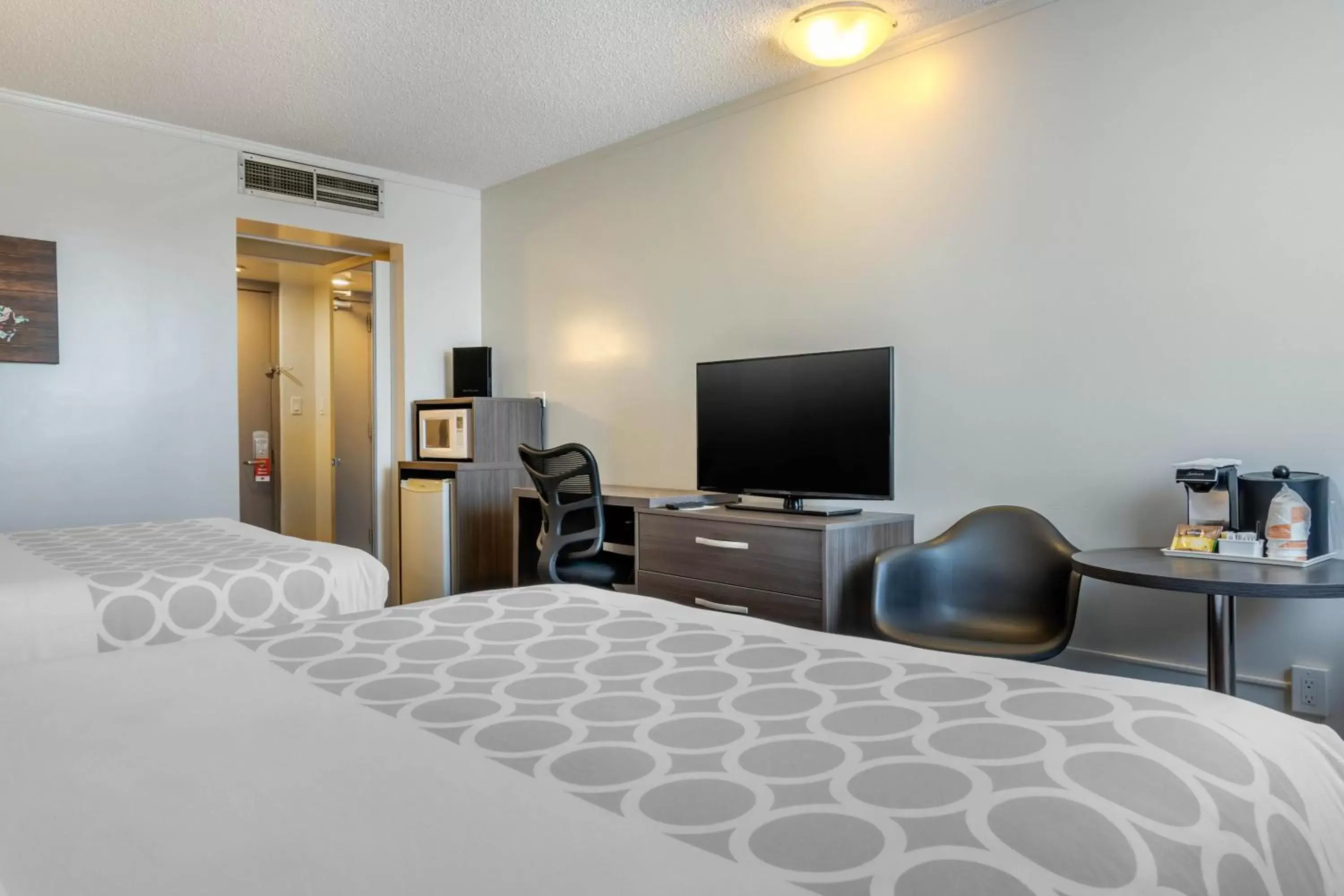 Bed, TV/Entertainment Center in Super 8 by Wyndham Macleod Trail Calgary