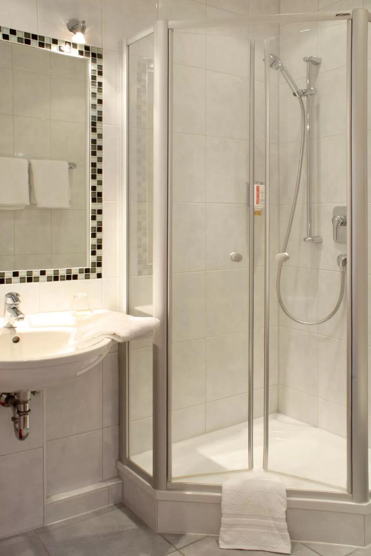 Photo of the whole room in Hotel Rose Heidelberg inklusive Frühstück, Saunanutzung und Parkplätze nach Verfügbarkeit