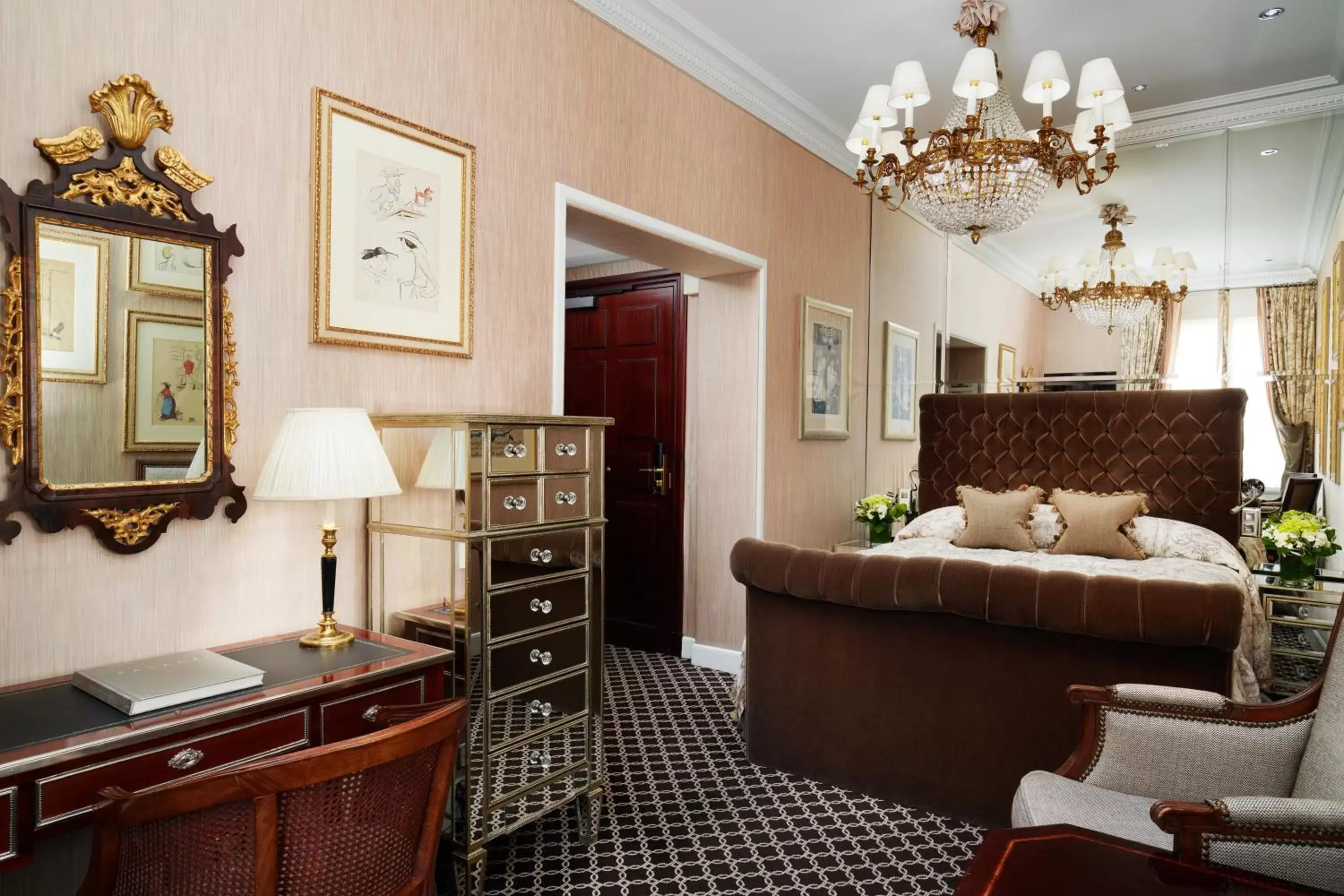 Bed, Bathroom in Hotel d'Angleterre