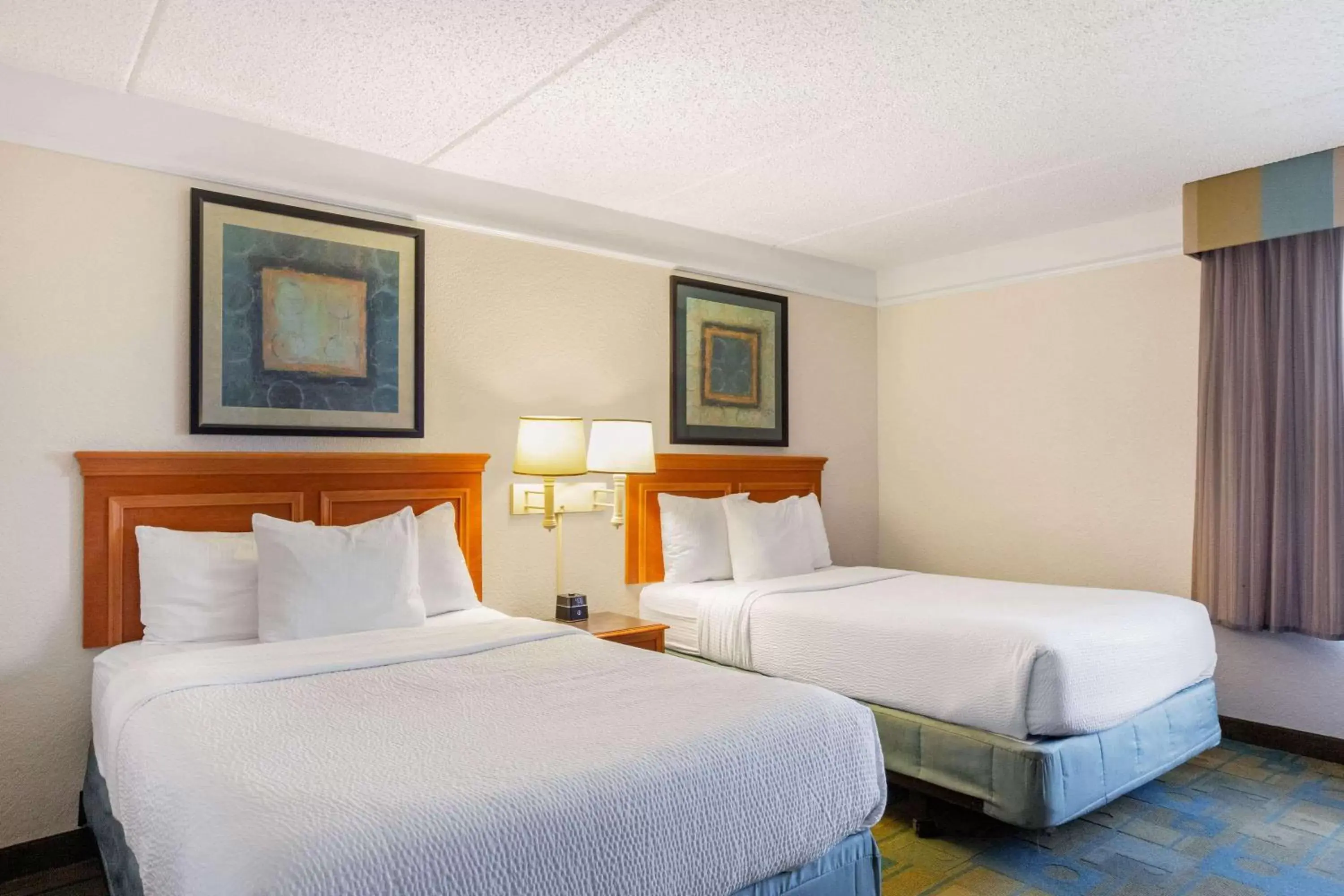 Photo of the whole room, Bed in La Quinta by Wyndham Ft. Lauderdale Plantation