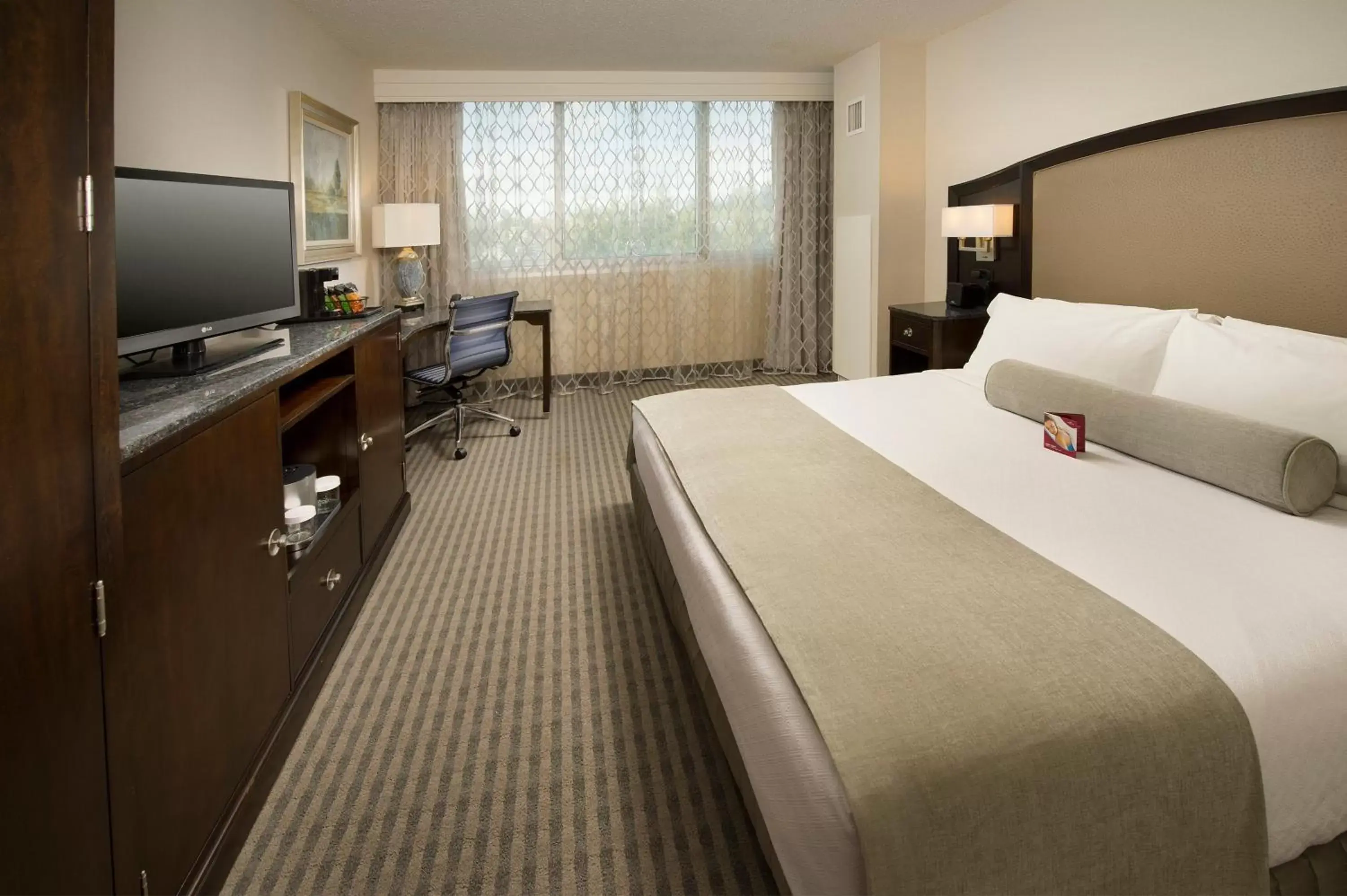Photo of the whole room, Bed in Crowne Plaza Seattle Airport, an IHG Hotel