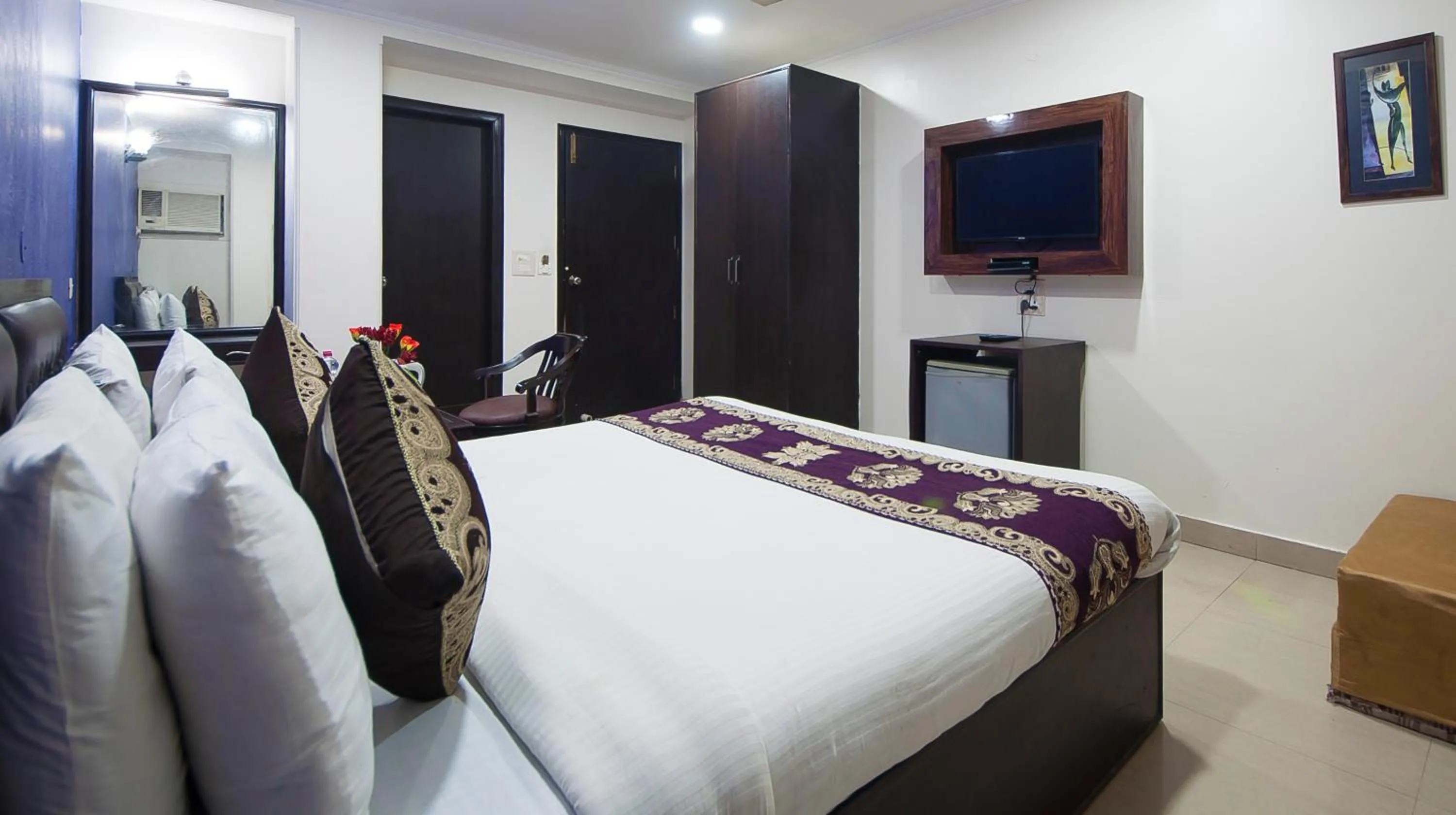Bedroom, Bed in HOTEL DAKHA INTERNATIONAL - Karol Bagh, New Delhi