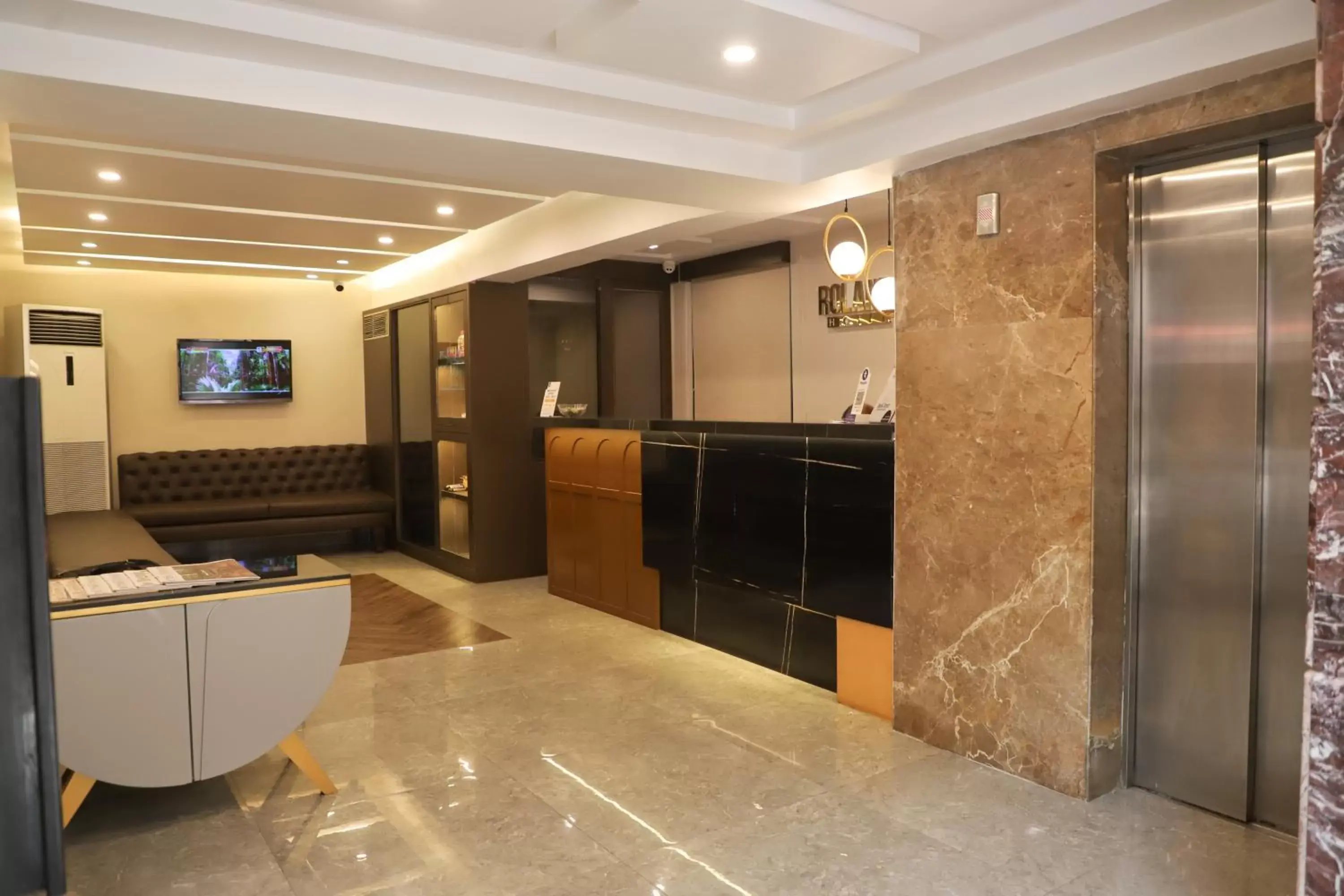 Property building, Lobby/Reception in Roland Hotel