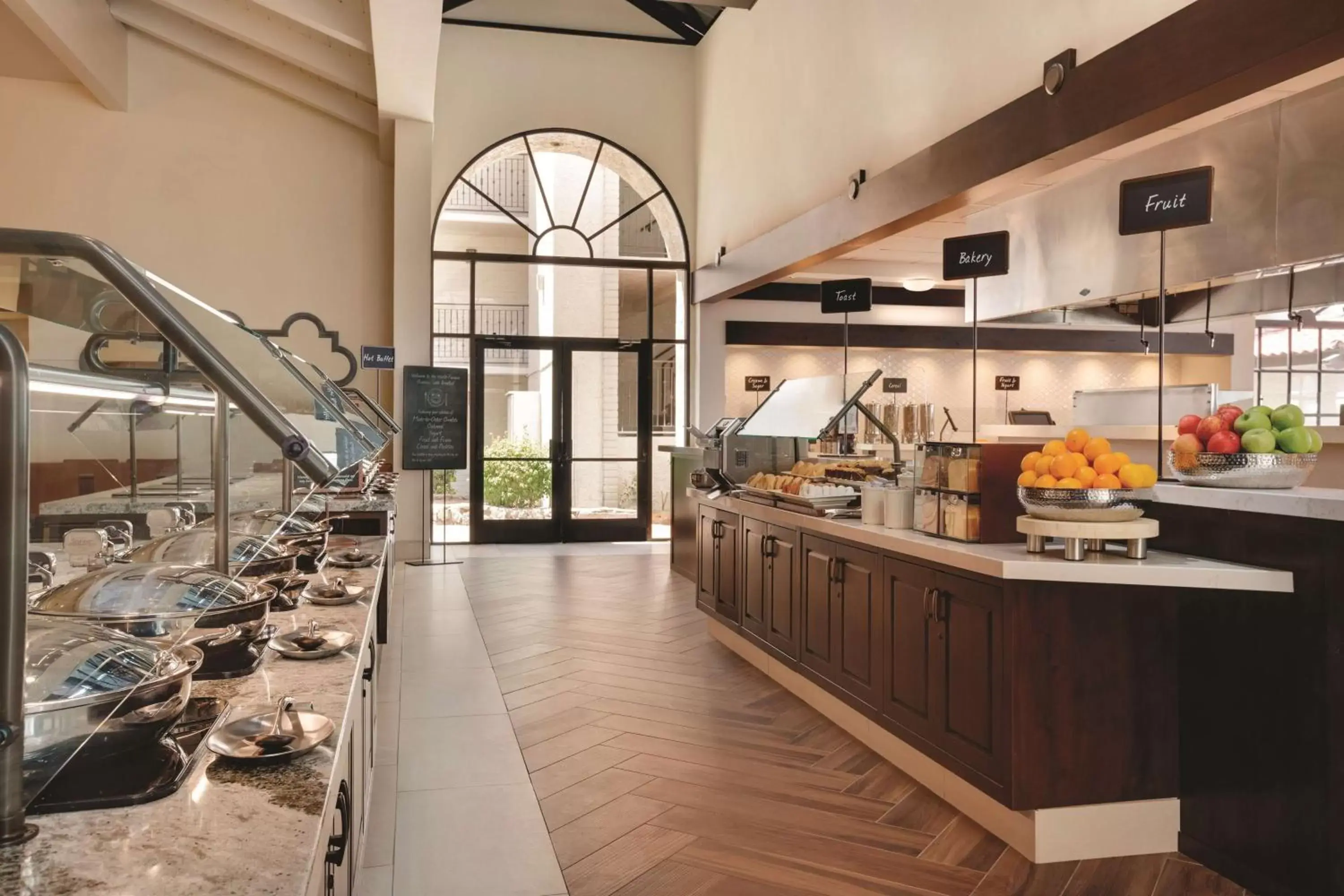 Breakfast, Kitchen/Kitchenette in Embassy Suites by Hilton Scottsdale Resort
