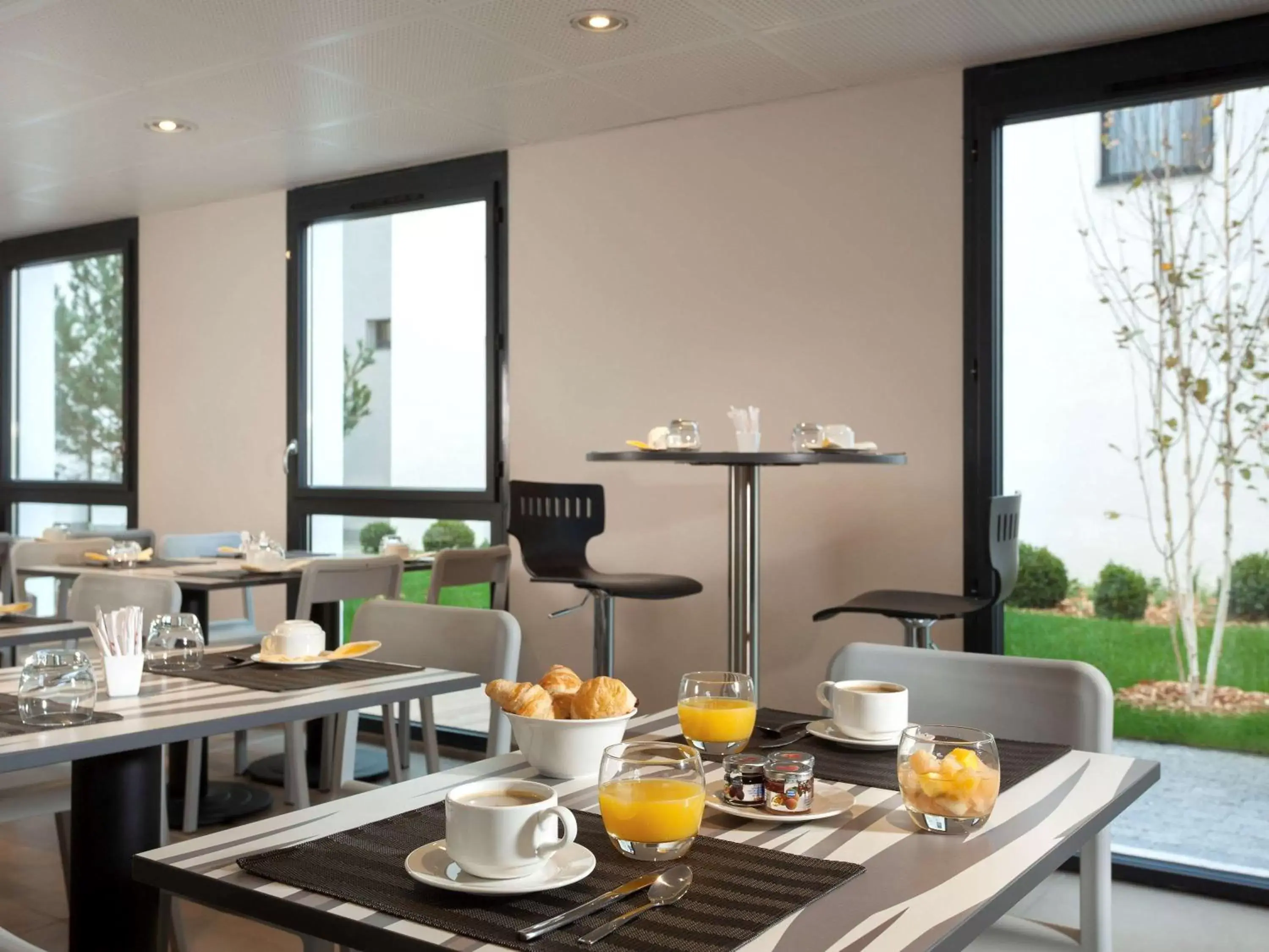 Restaurant/places to eat in Aparthotel Adagio Lyon Patio Confluence
