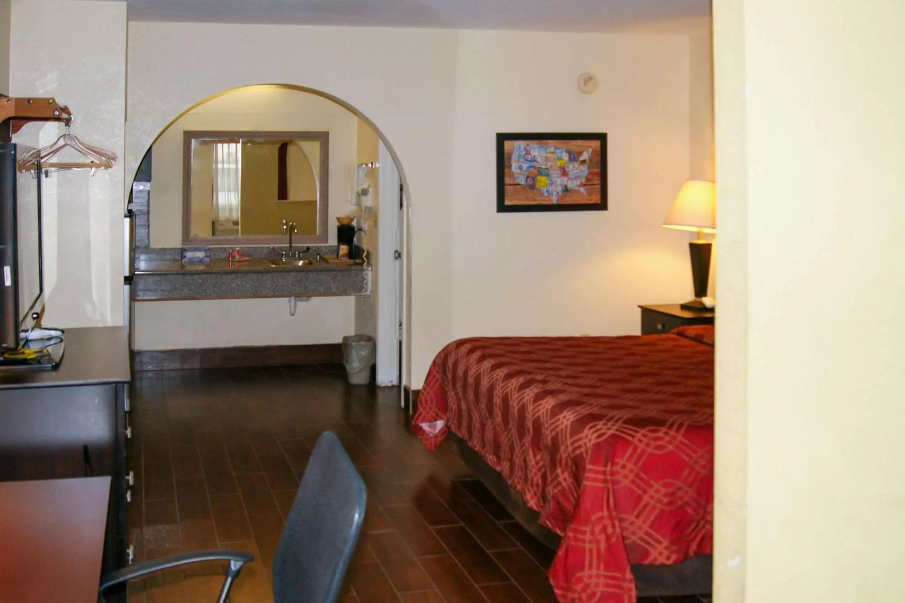 Photo of the whole room, Bed in Econo Lodge Inn & Suites West - Energy Corridor