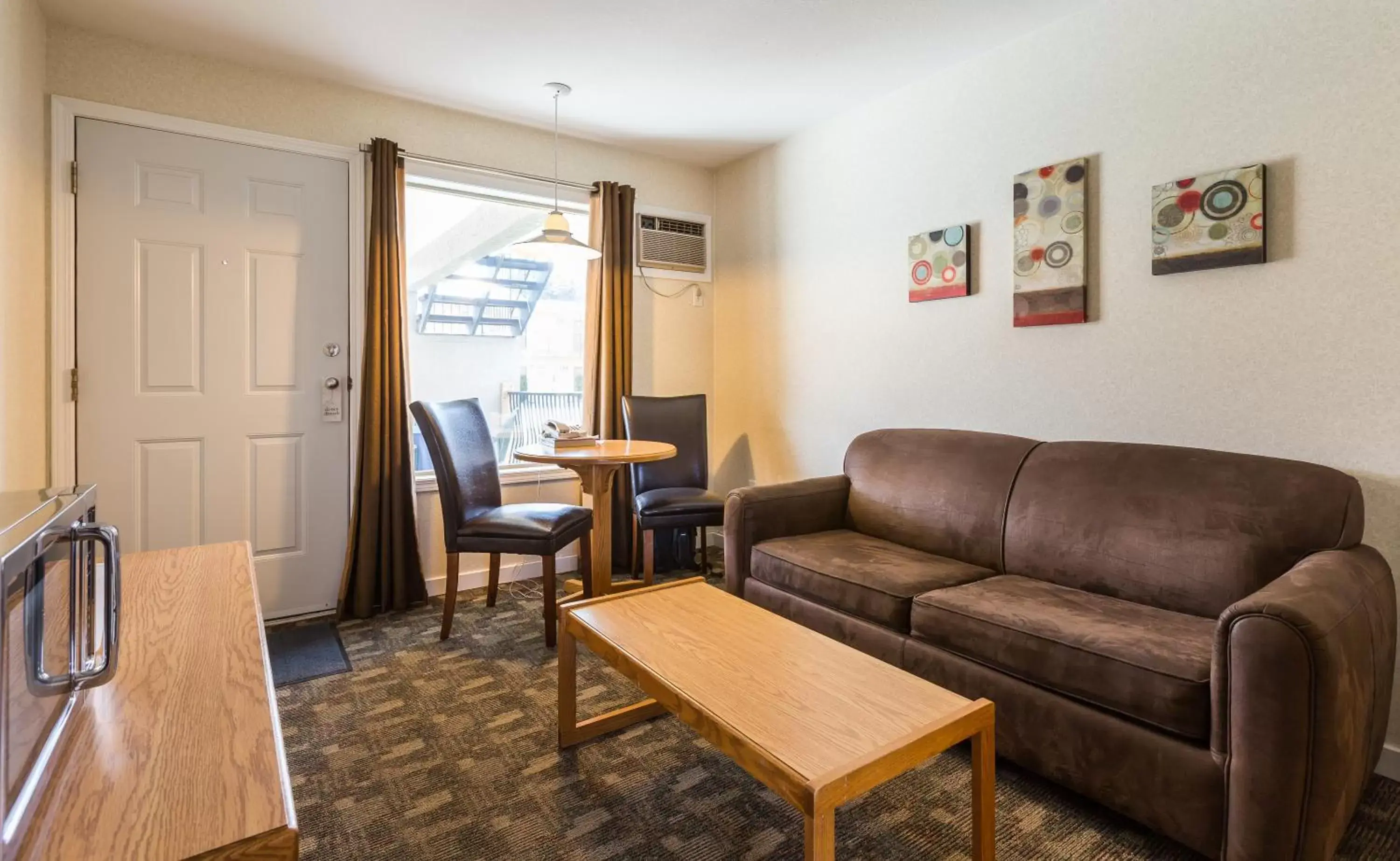 Living room, Seating Area in Oasis Inn