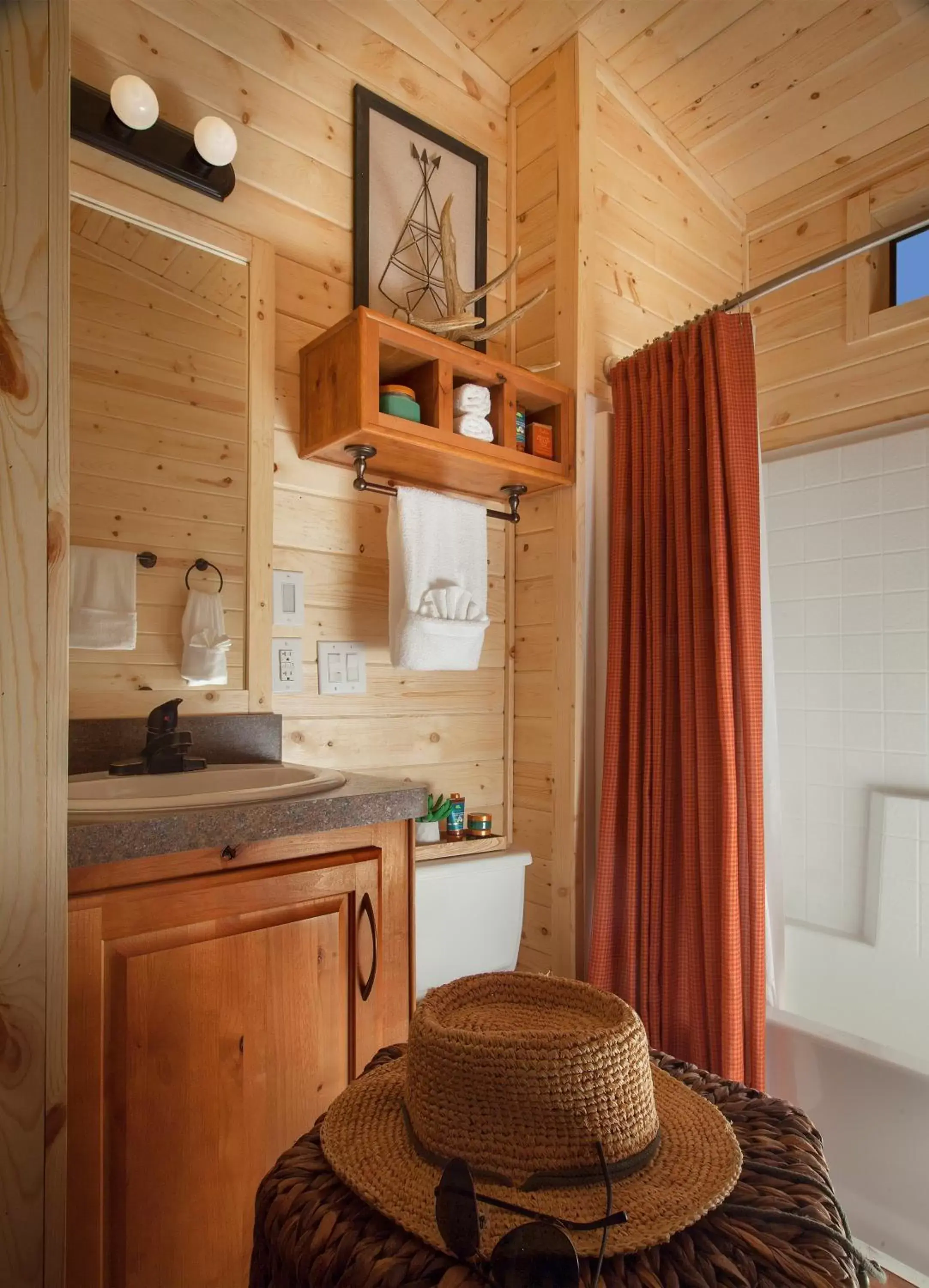 Bathroom, Kitchen/Kitchenette in Capitol Reef Resort