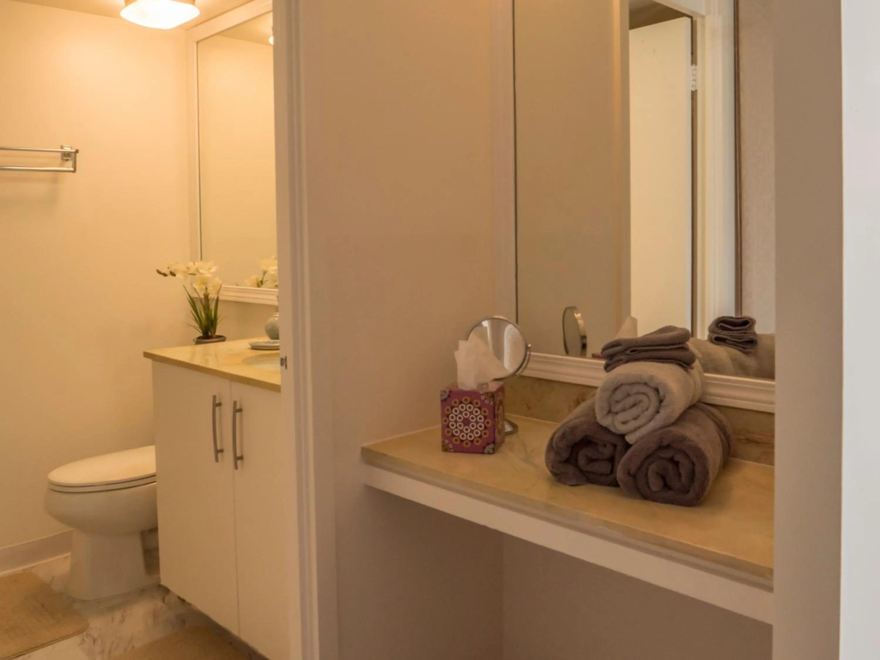 Tropical Studios at Marine Surf Waikiki - FREE PARKING - BEST LOCATION - FULL KITCHEN - SWIMMING POOL