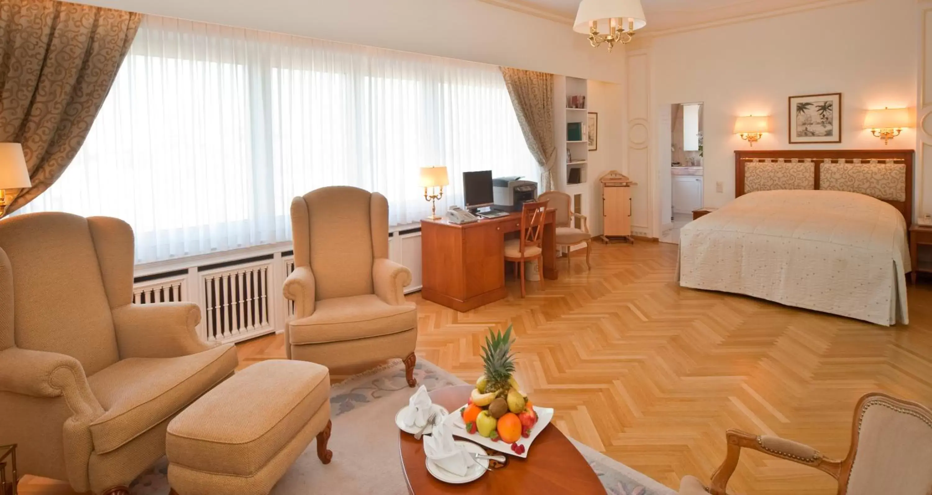 Photo of the whole room, Seating Area in Grand Hotel Cravat