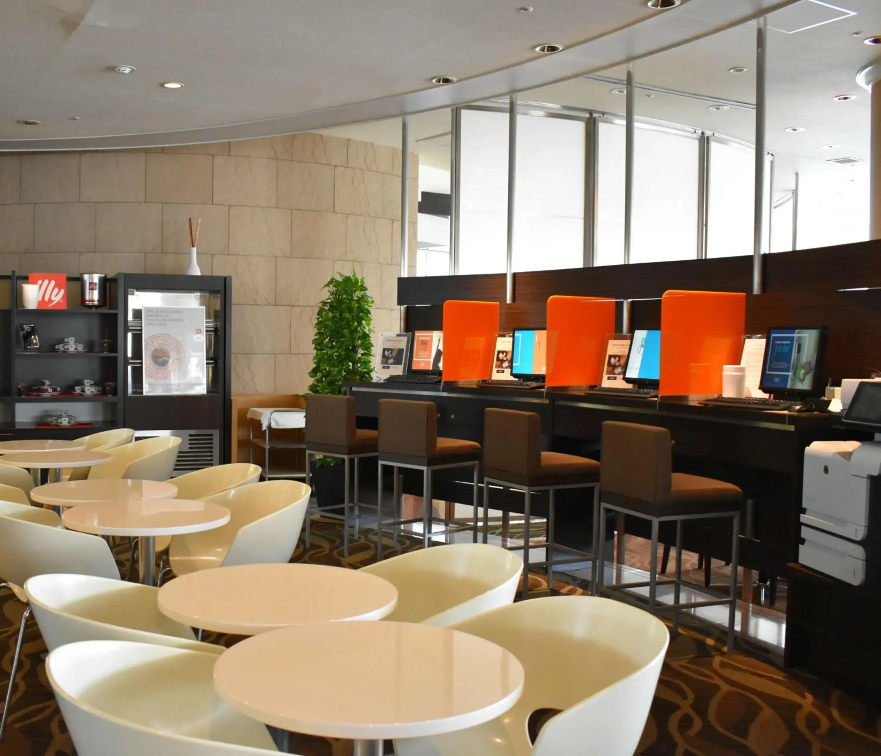 Dining area in Hilton Tokyo Narita Airport Hotel