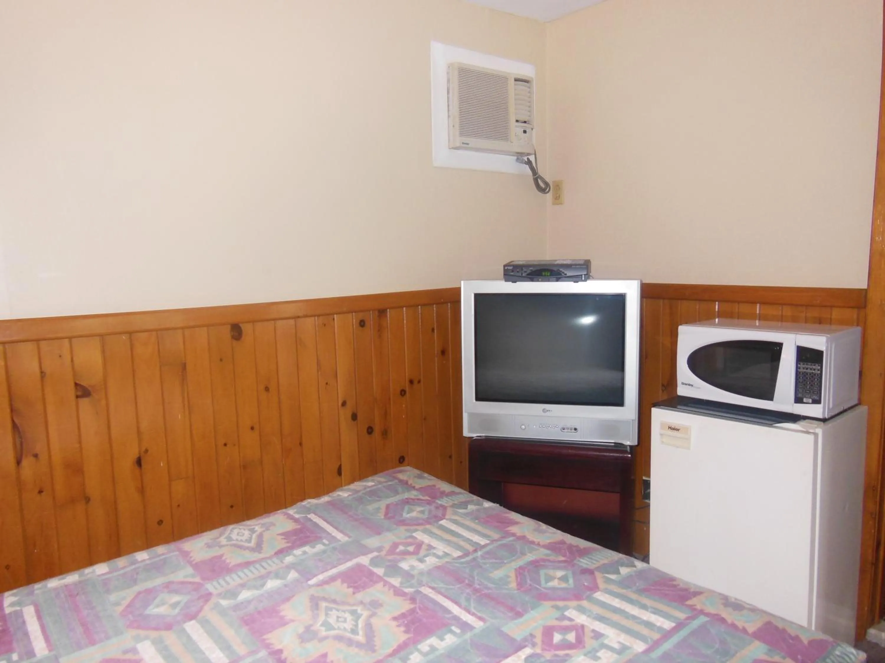 Decorative detail, Bed in Motel Le Paysan