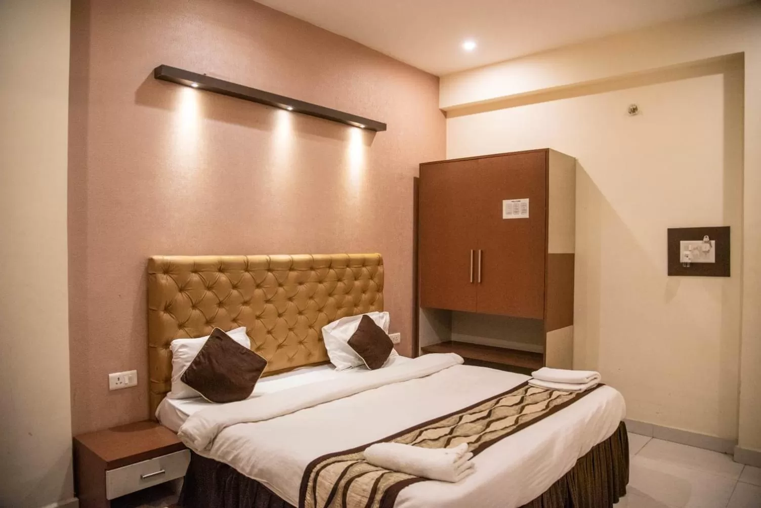 Bedroom, Bed in Maple Delite