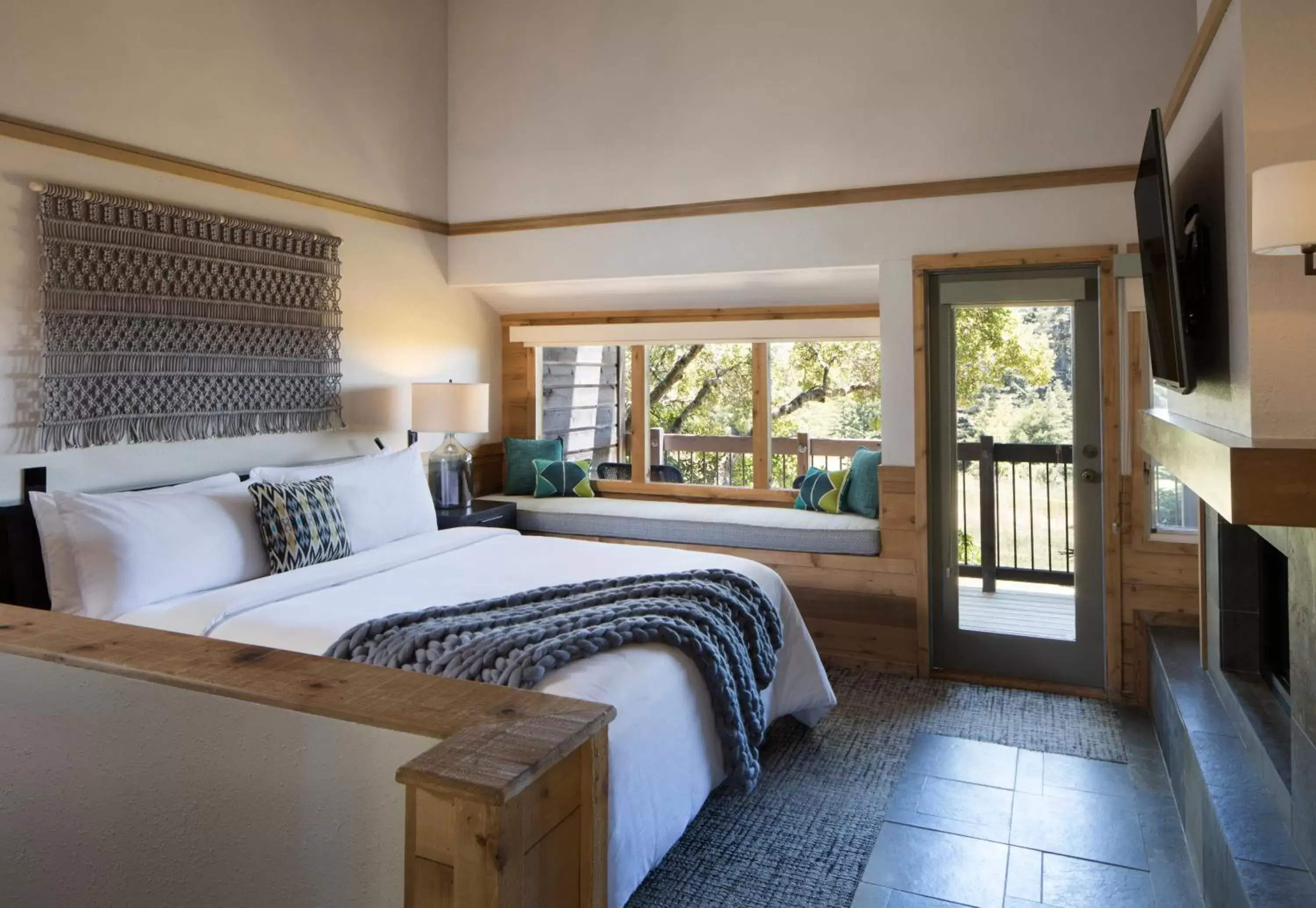 King Room with Fireplace and Accessible Tub in Alila Ventana Big Sur Adult Only