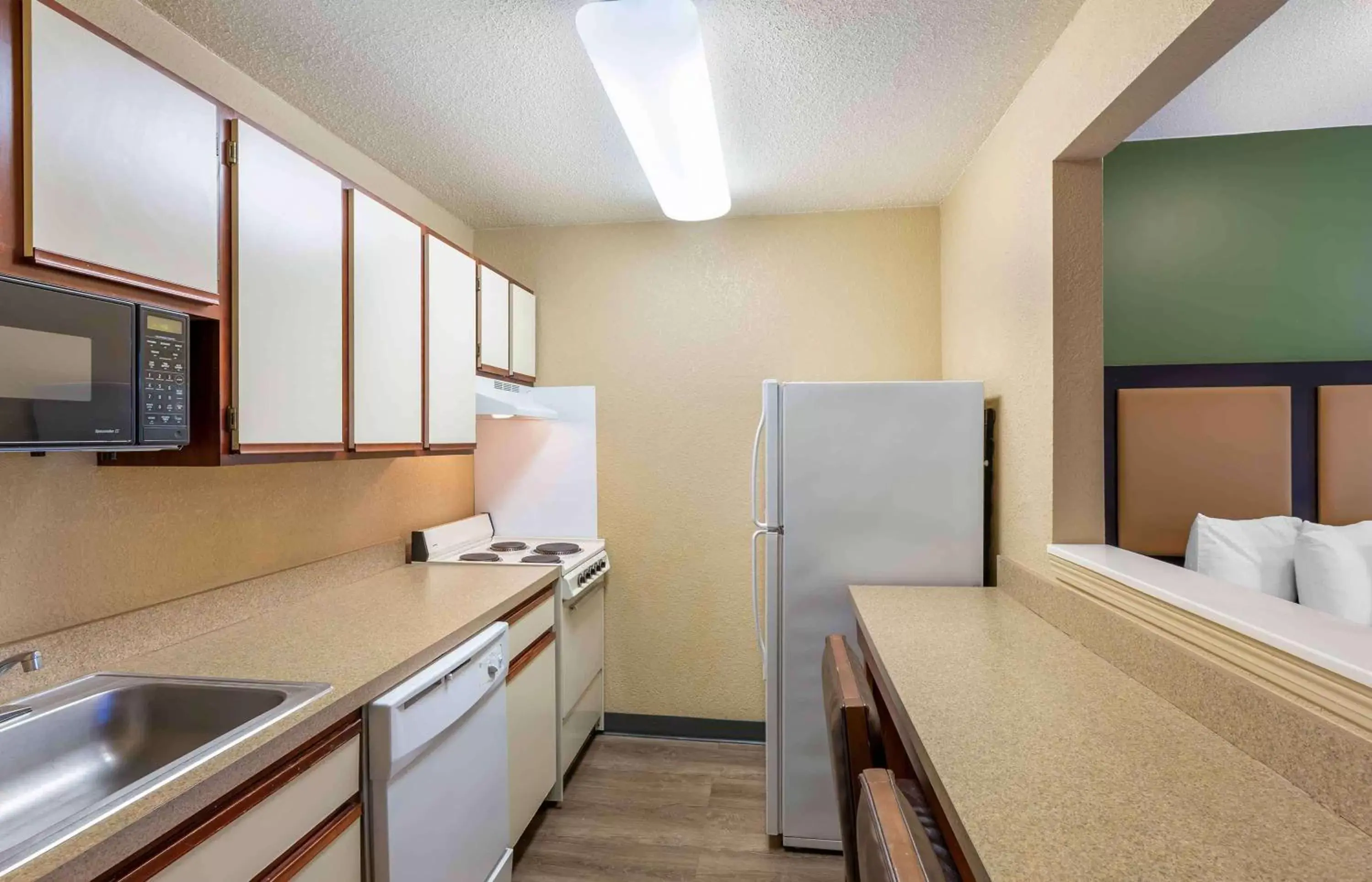 Bedroom, Kitchen/Kitchenette in Extended Stay America Suites - Cleveland - Middleburg Heights