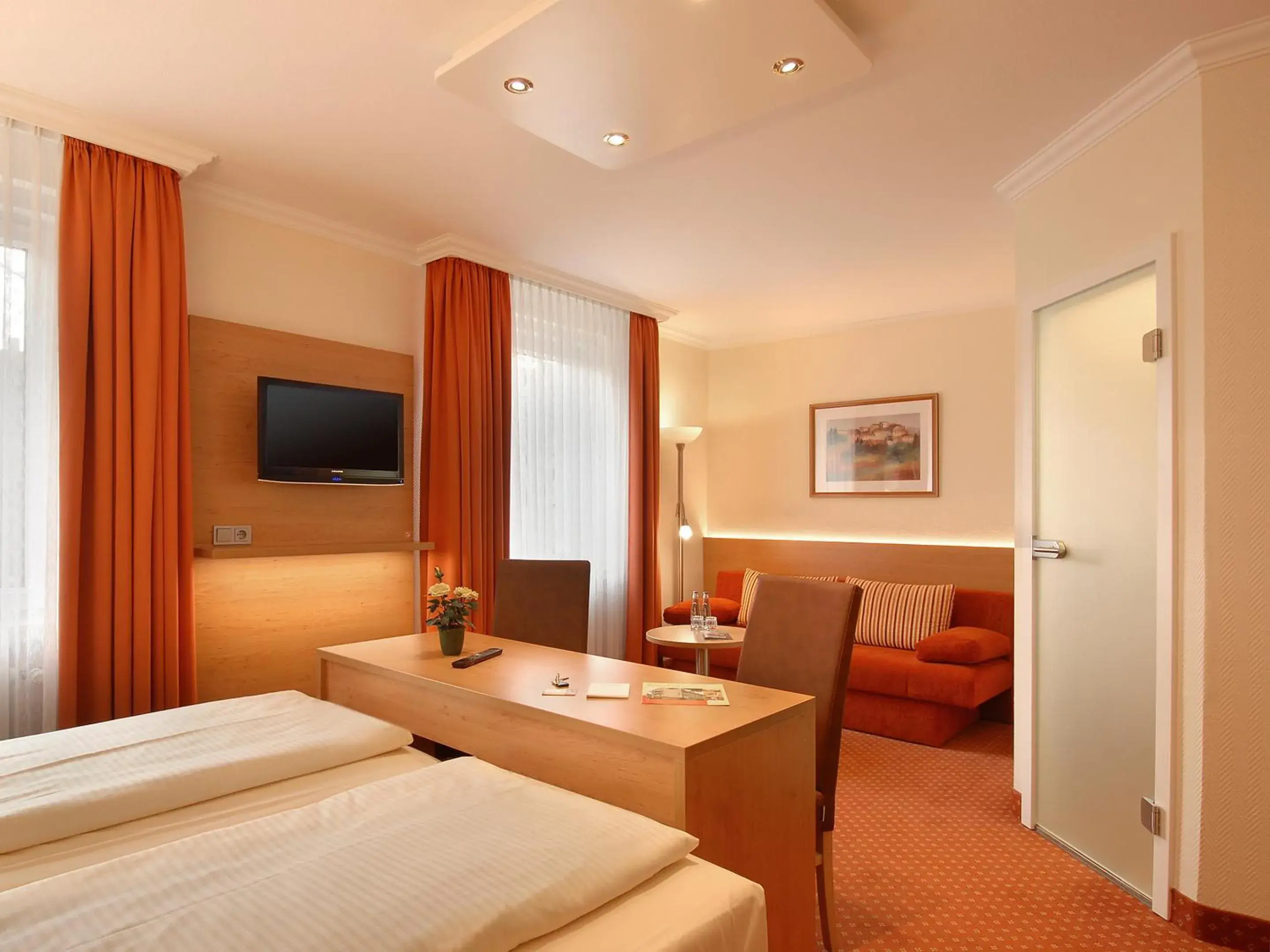 Photo of the whole room, Bed in Hotel Kriemhild am Hirschgarten