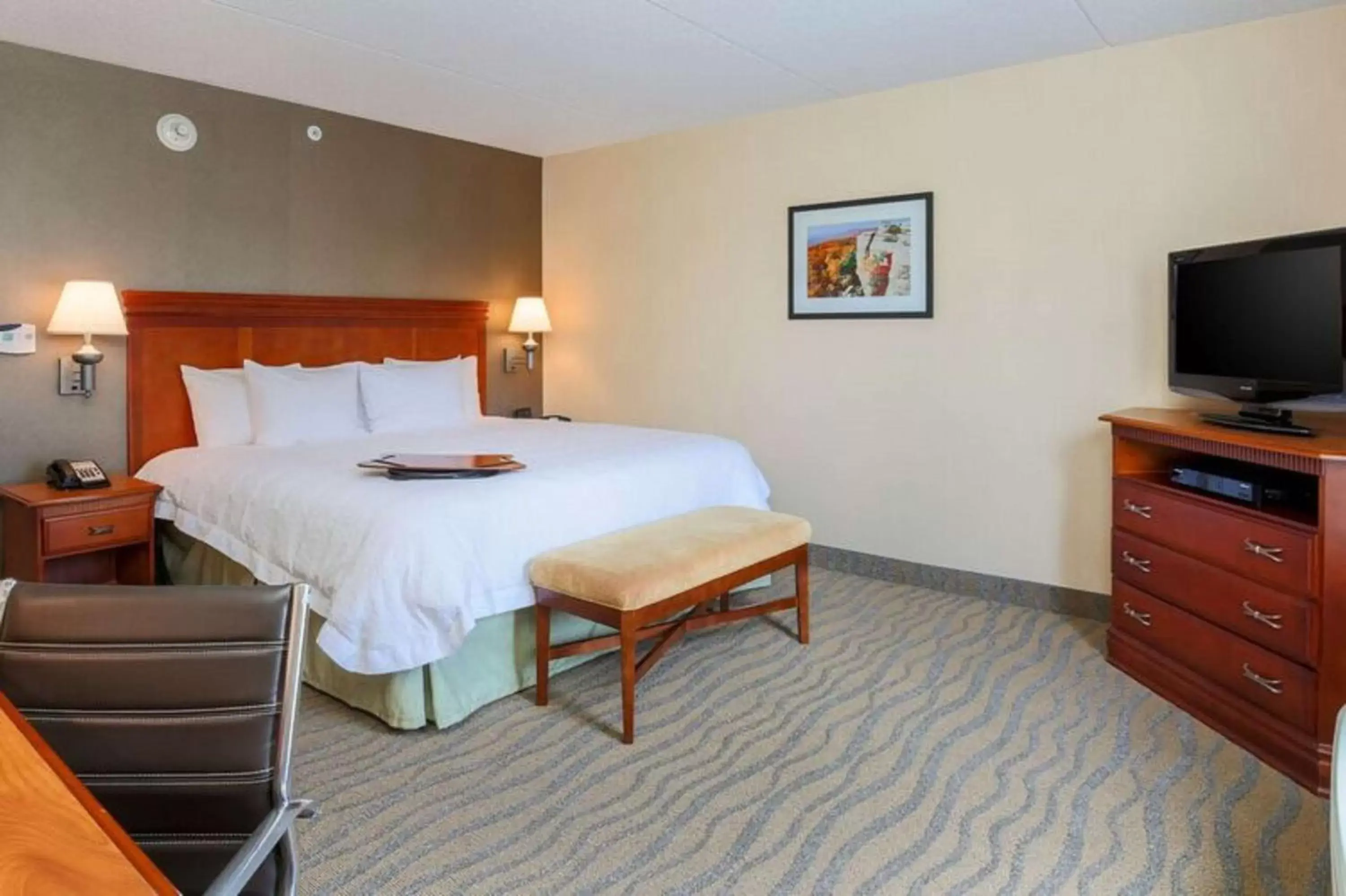 Bed in Hampton Inn & Suites Poughkeepsie