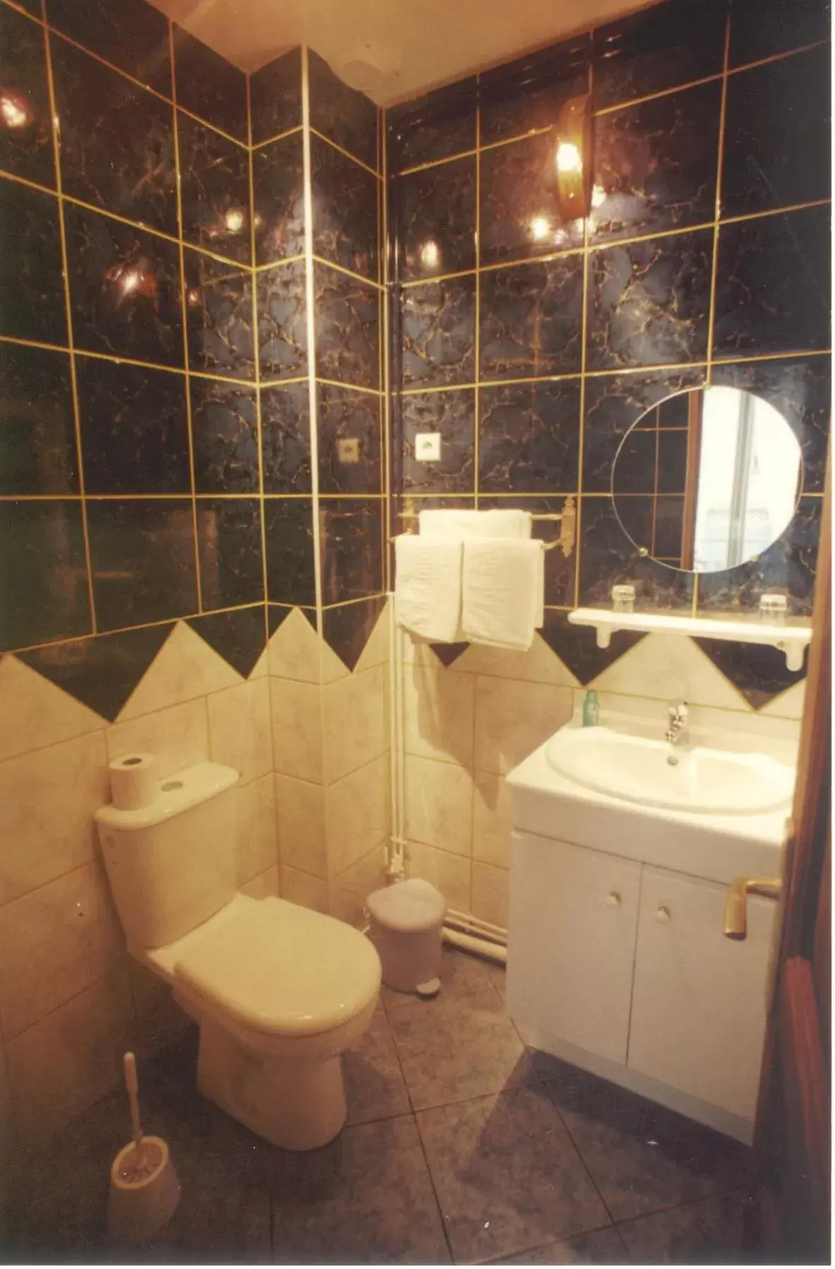 Bathroom in Hôtel De Calais