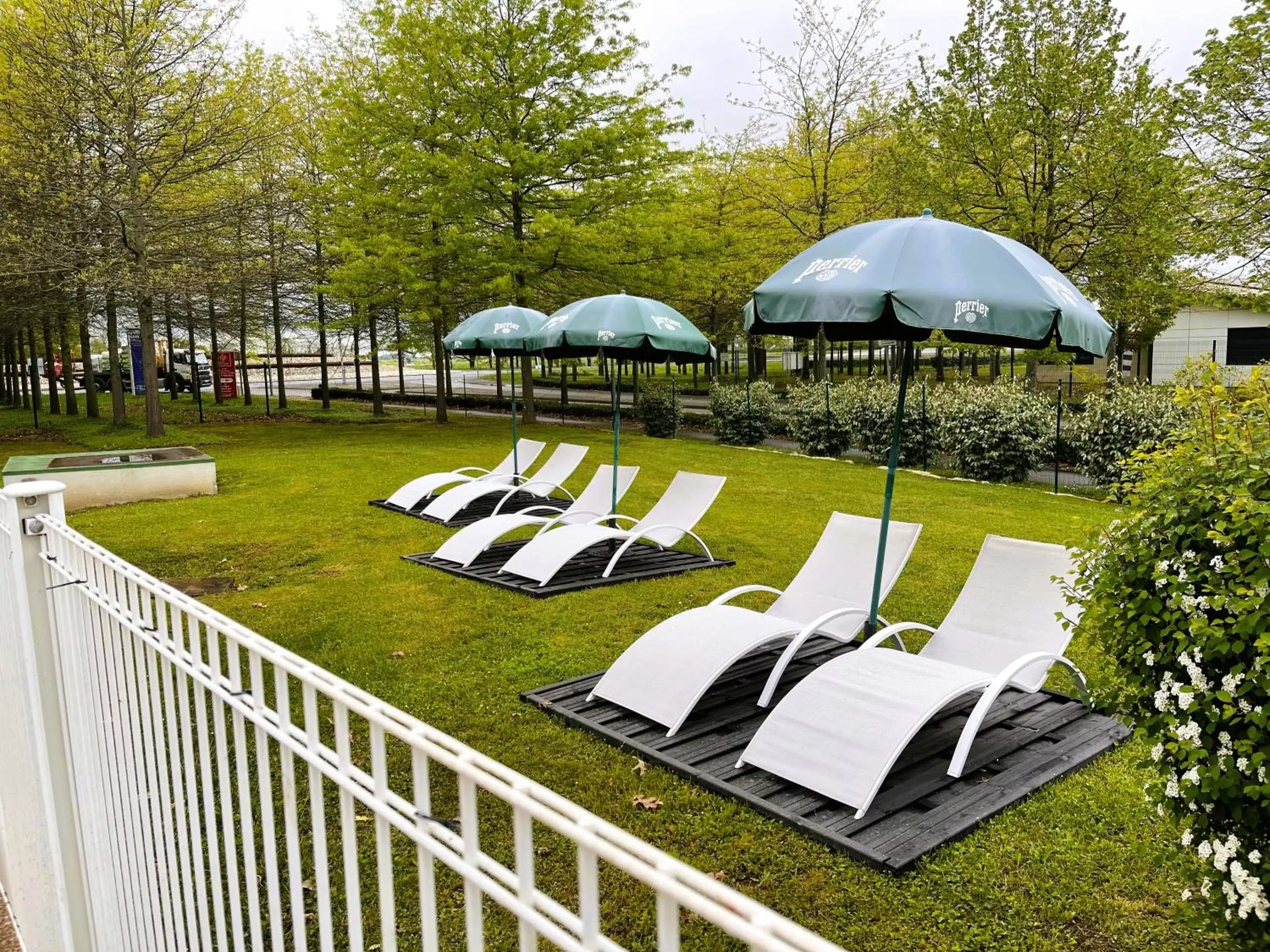 Garden in L'Auberge Everhotel de Tarbes-Ibos