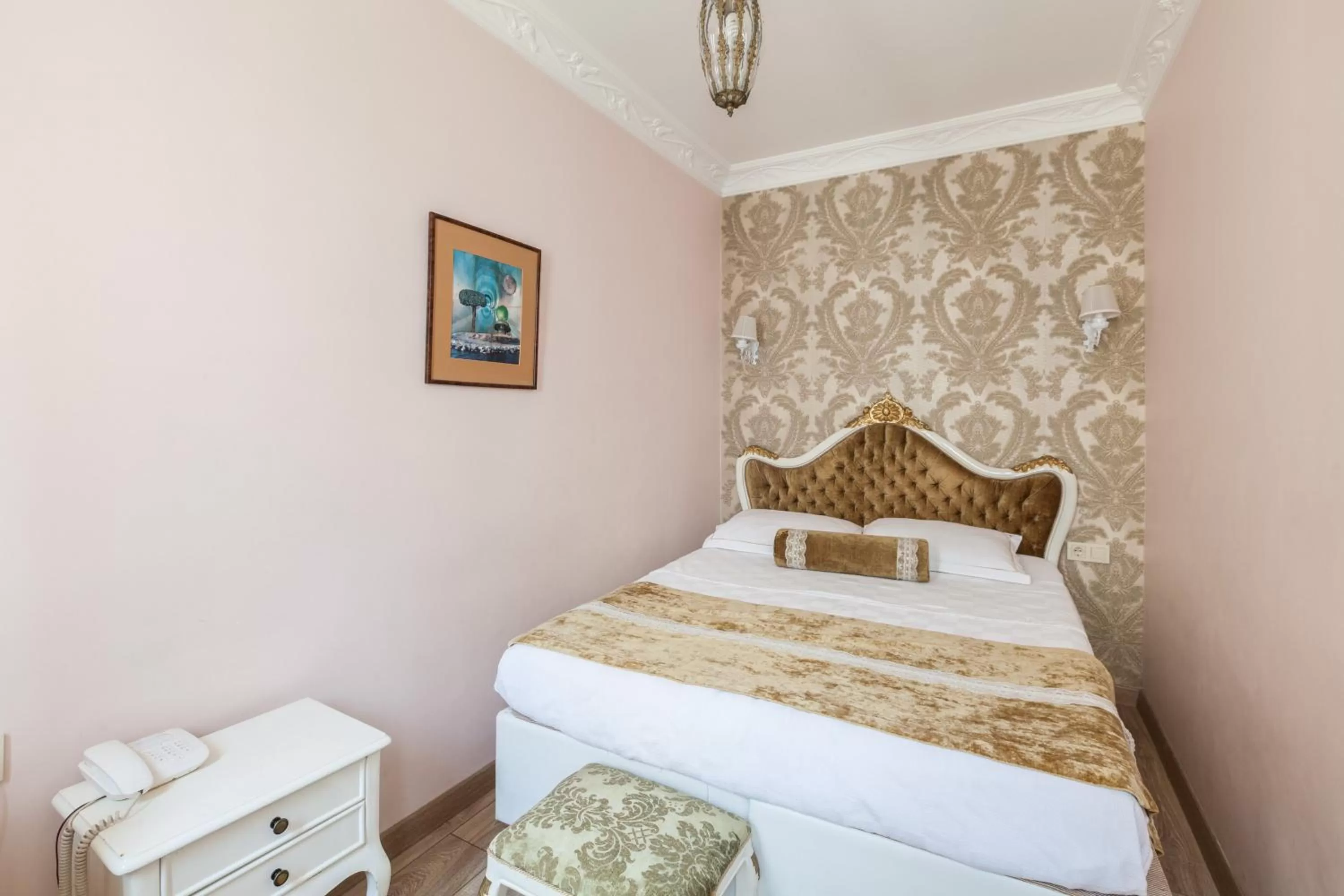 Photo of the whole room, Bed in Romantic Hotel Istanbul