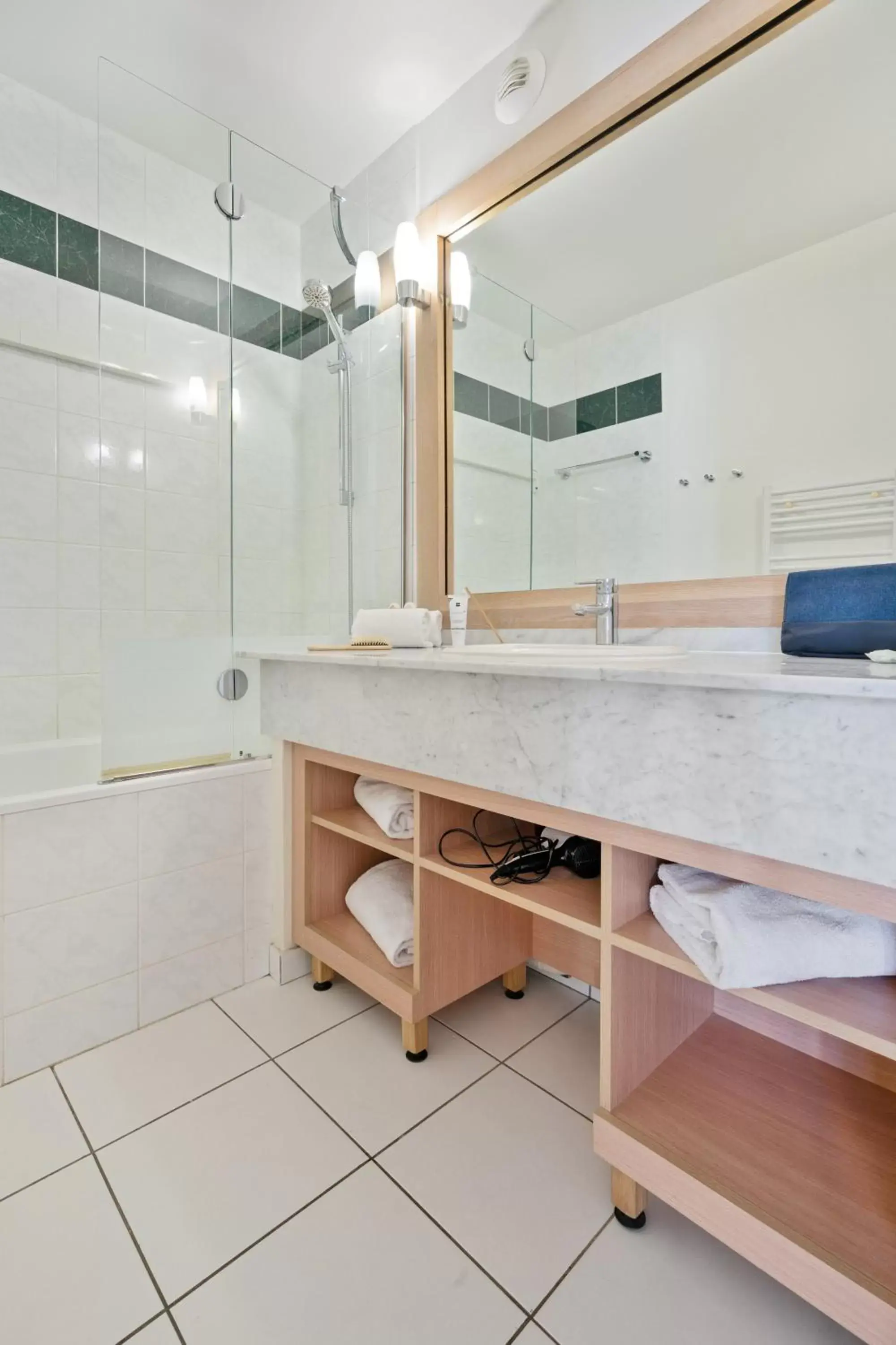 Day, Bathroom in Résidence Pierre & Vacances Premium Le Domaine de Cramphore