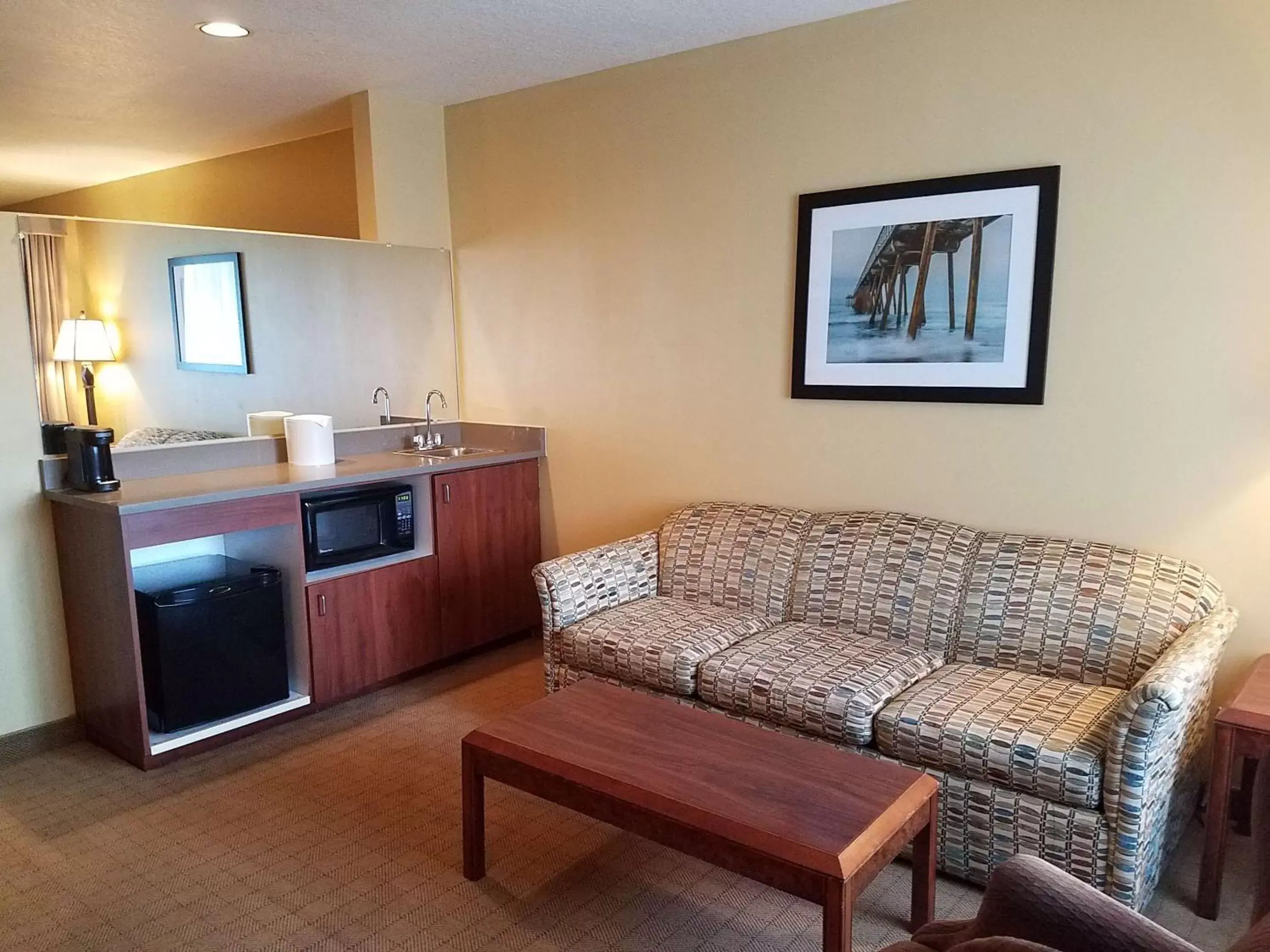 Photo of the whole room, Seating Area in Best Western Salbasgeon Inn & Suites