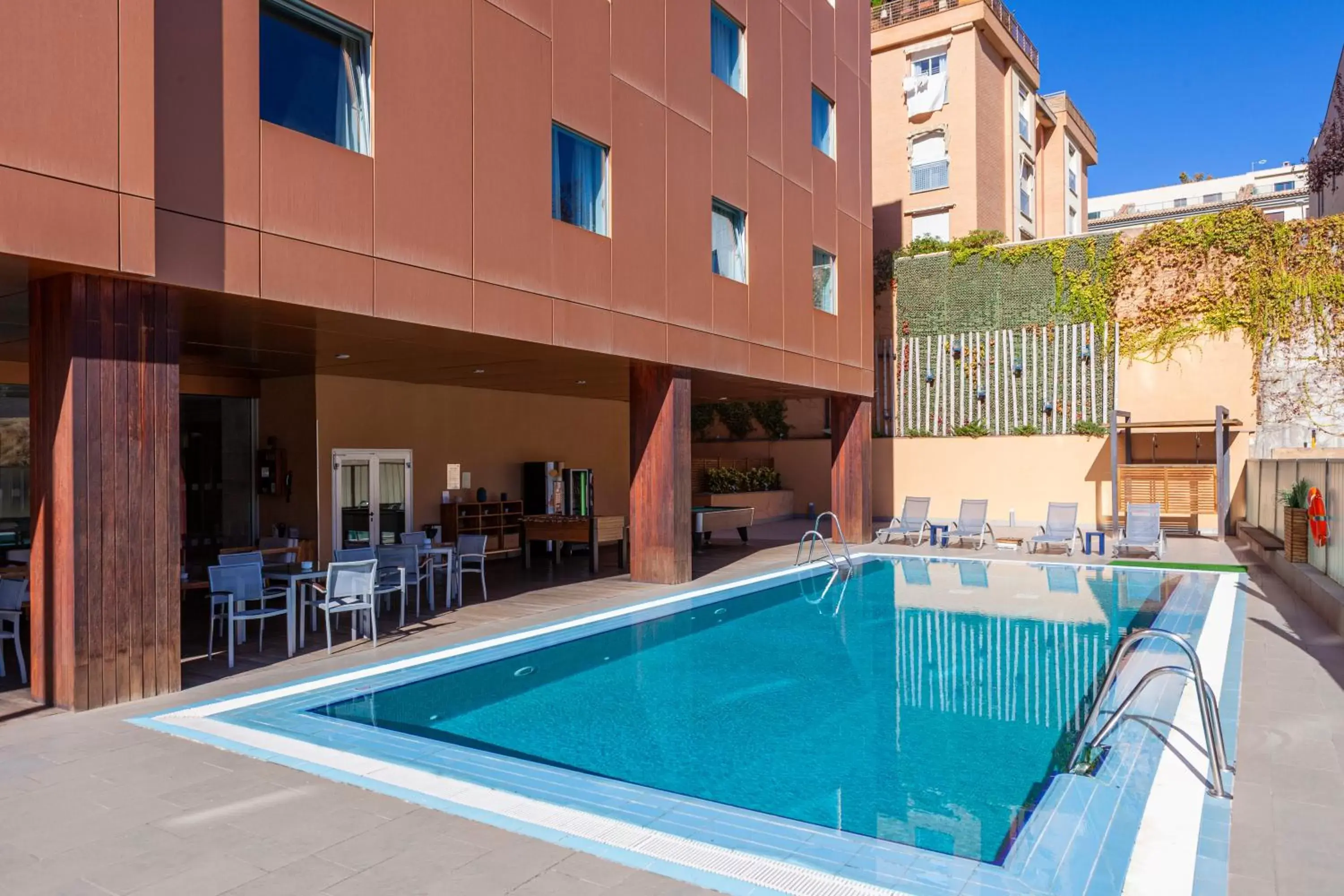 Swimming Pool in Hotel Macià Real De La Alhambra