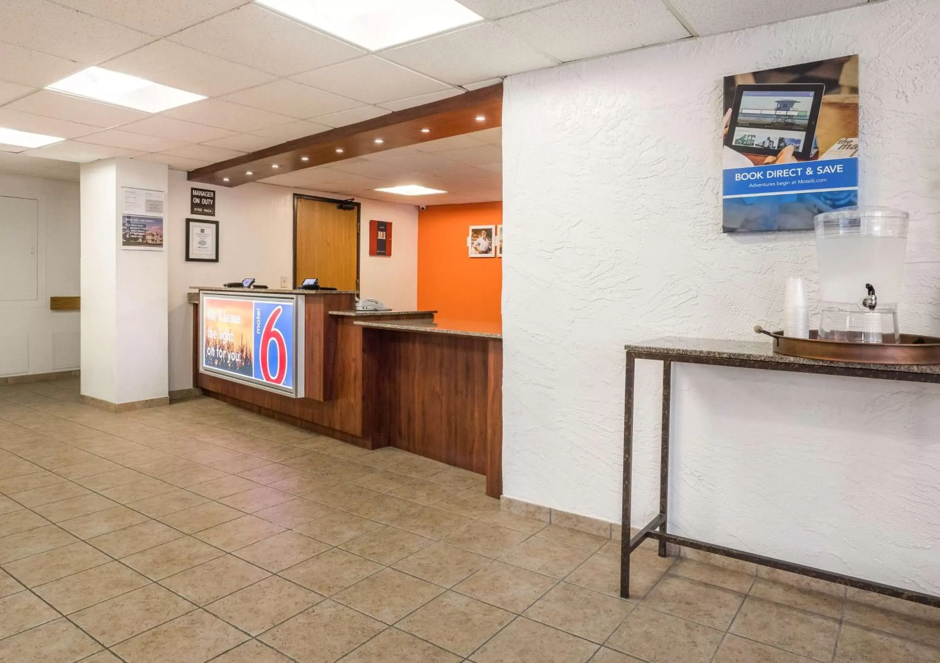 Lobby or reception in Motel 6-Prospect Heights, IL Lobby or reception in Motel 6-Prospect Heights, IL
