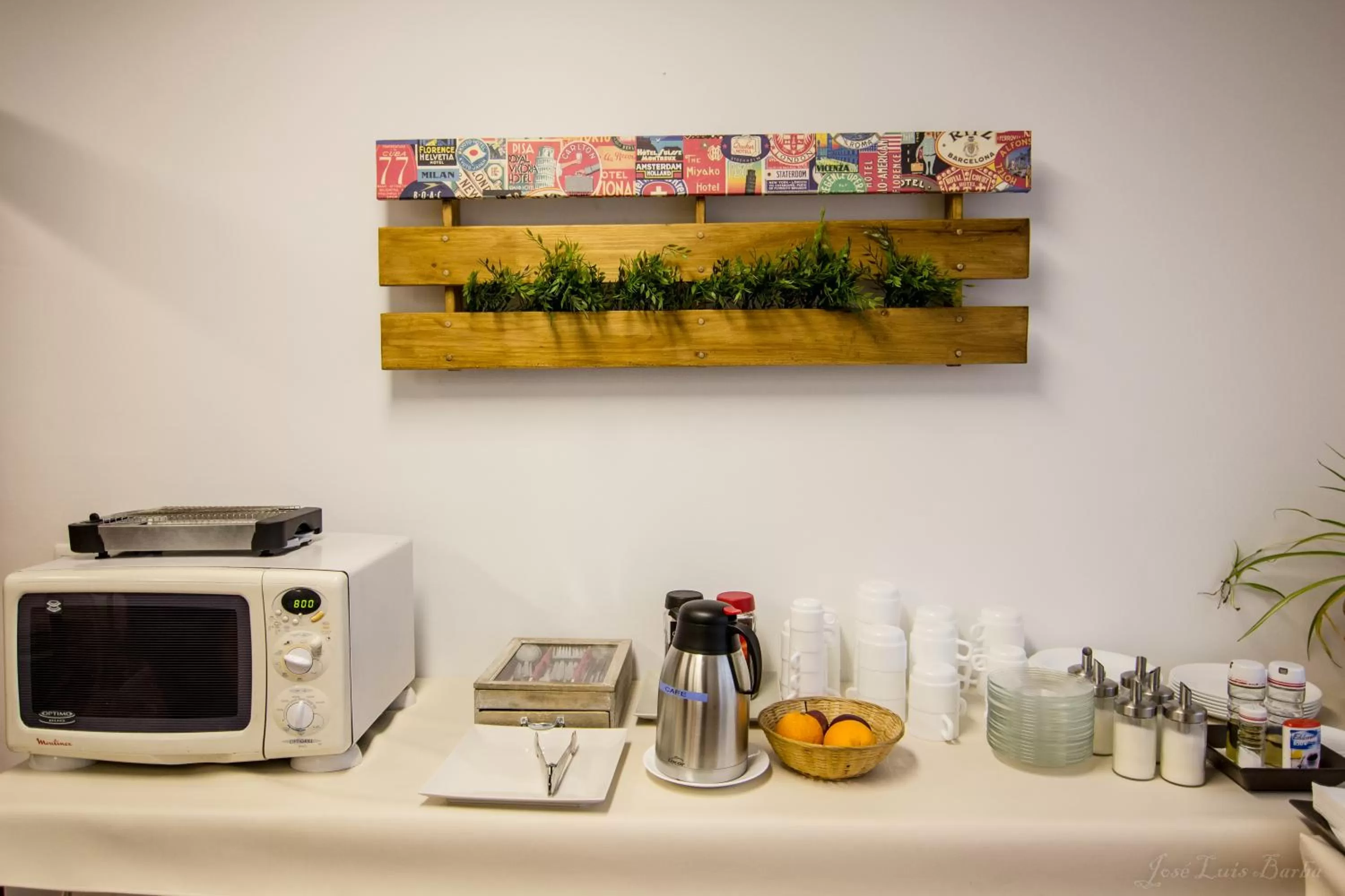 Communal lounge/ TV room in Hospedería Hotel Don Quijote