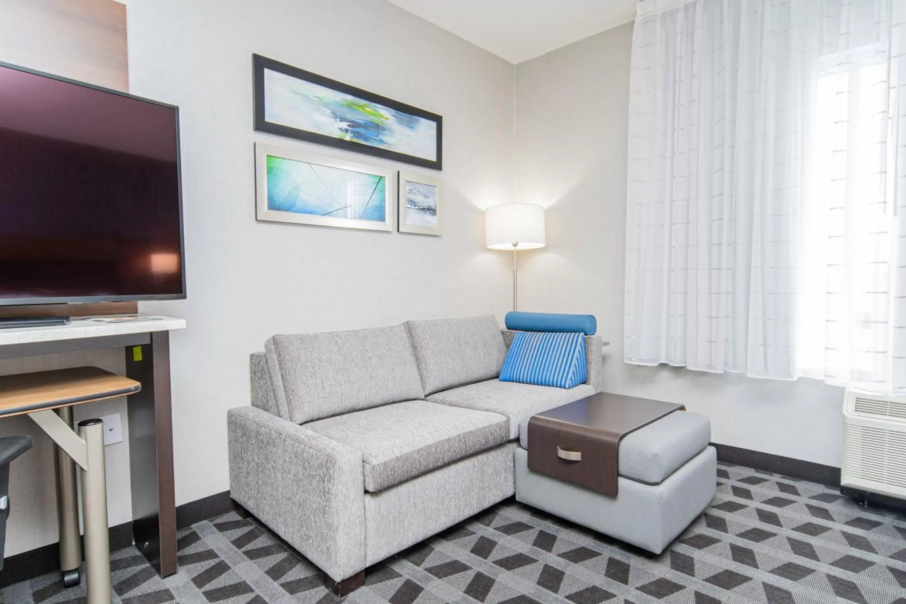 Bedroom, Seating Area in TownePlace Suites by Marriott Brantford and Conference Centre