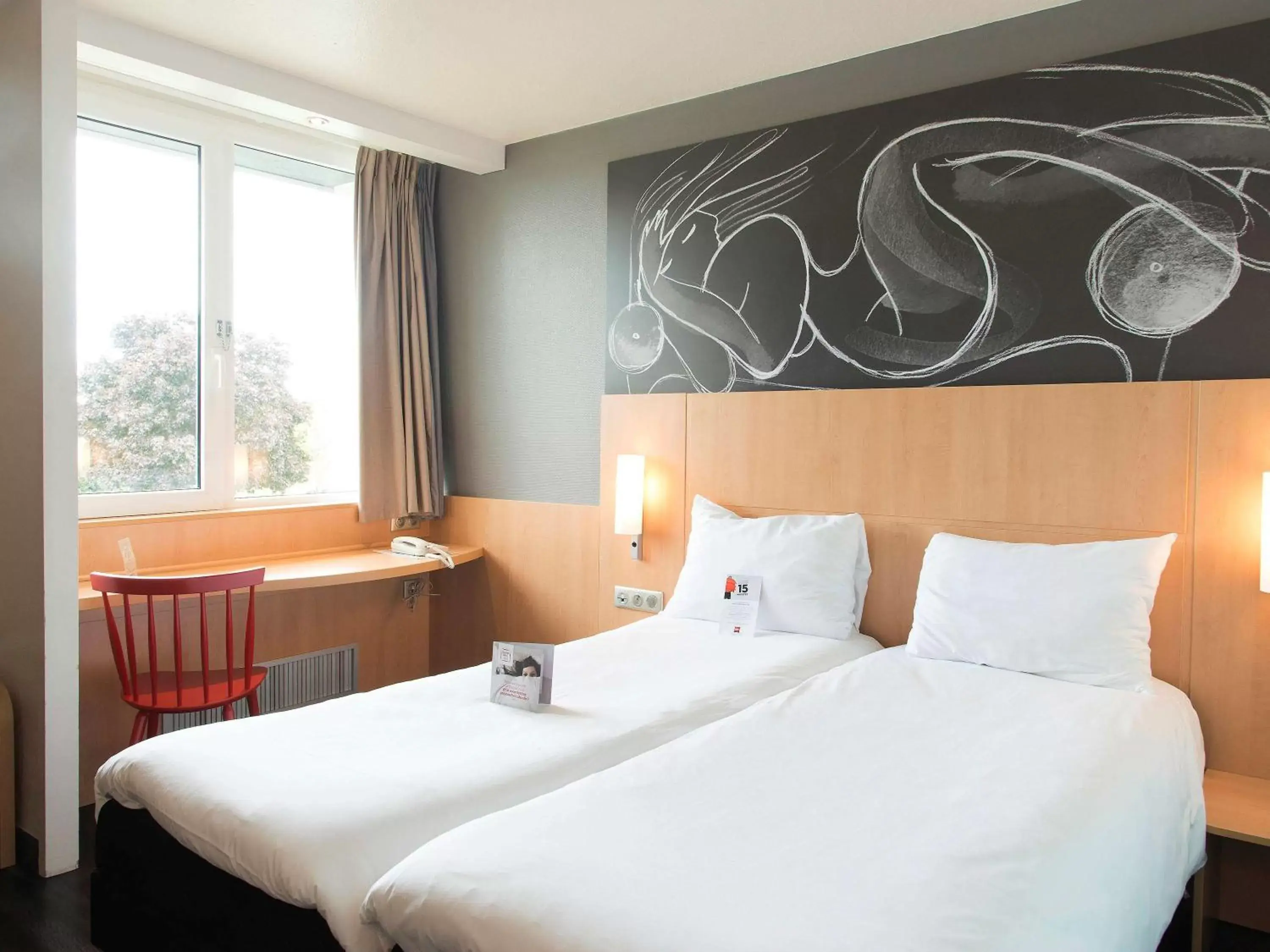 Photo of the whole room, Bed in ibis Laval Le Relais D'Armor