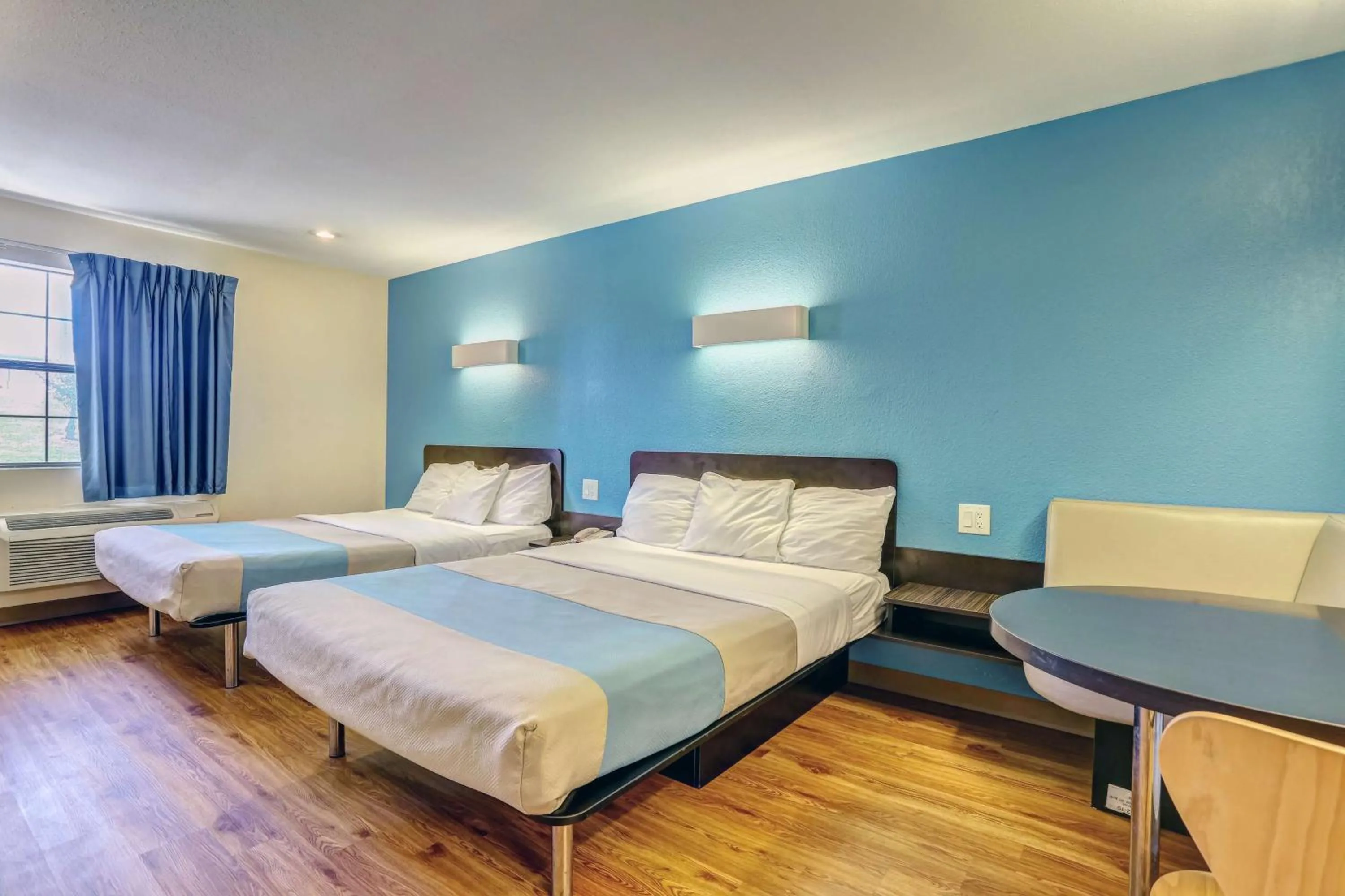 Photo of the whole room, Bed in Motel 6-Dickson, TN