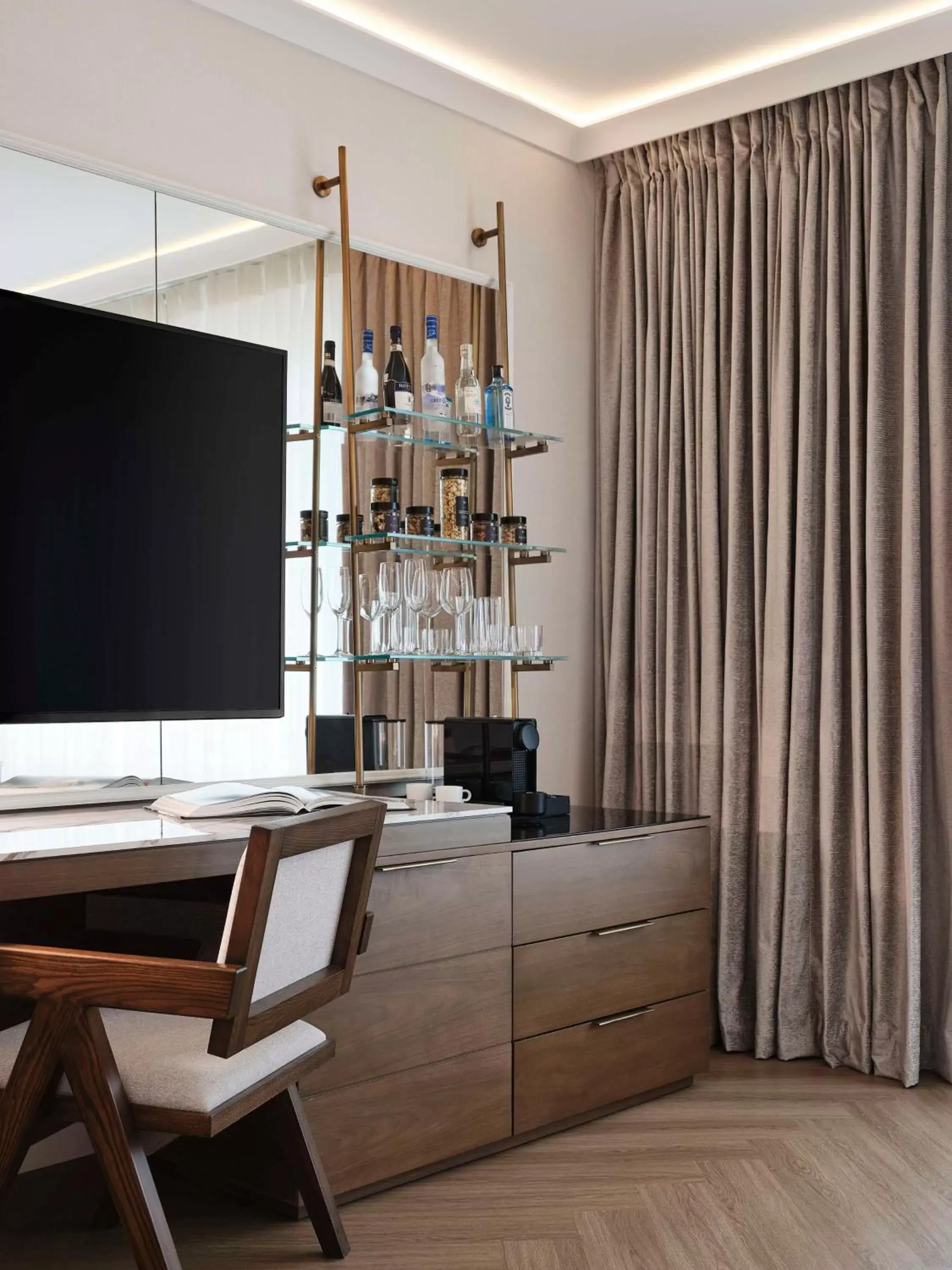 Bedroom, TV/Entertainment Center in Vogue Hotel Montreal Downtown, Curio Collection by Hilton