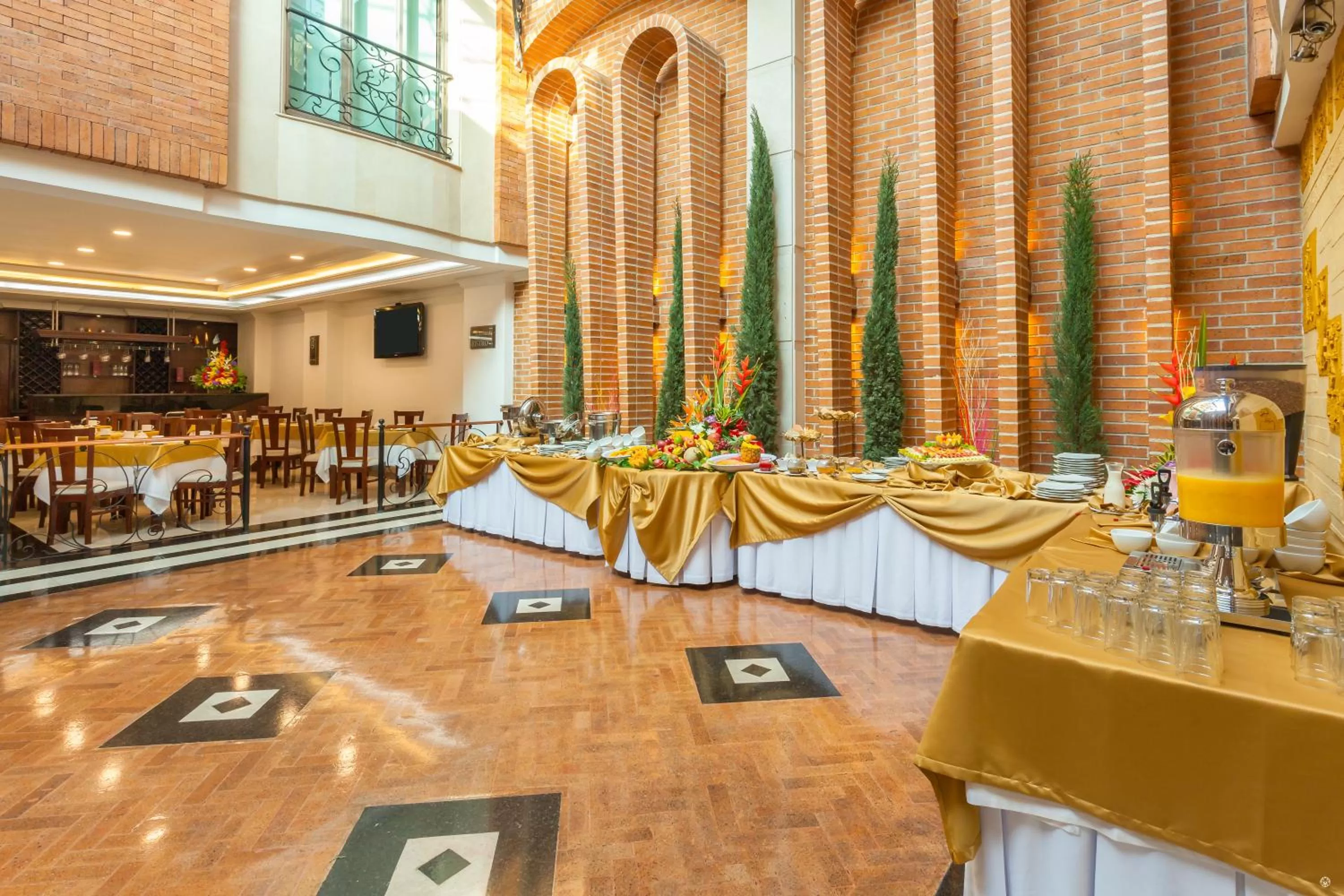 Restaurant/places to eat in Hotel Embassy Park