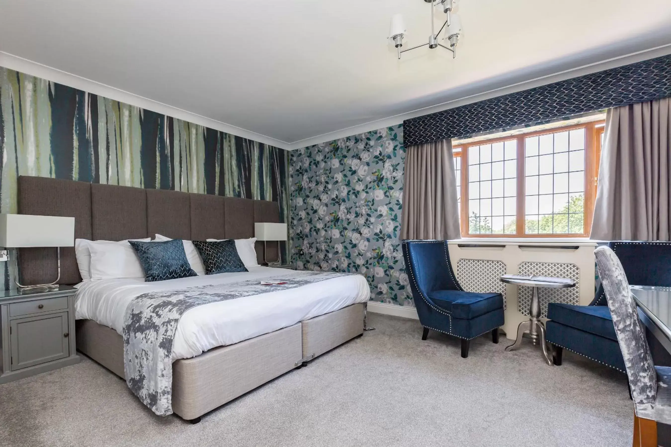 Bedroom, Bed in De Rougemont Manor