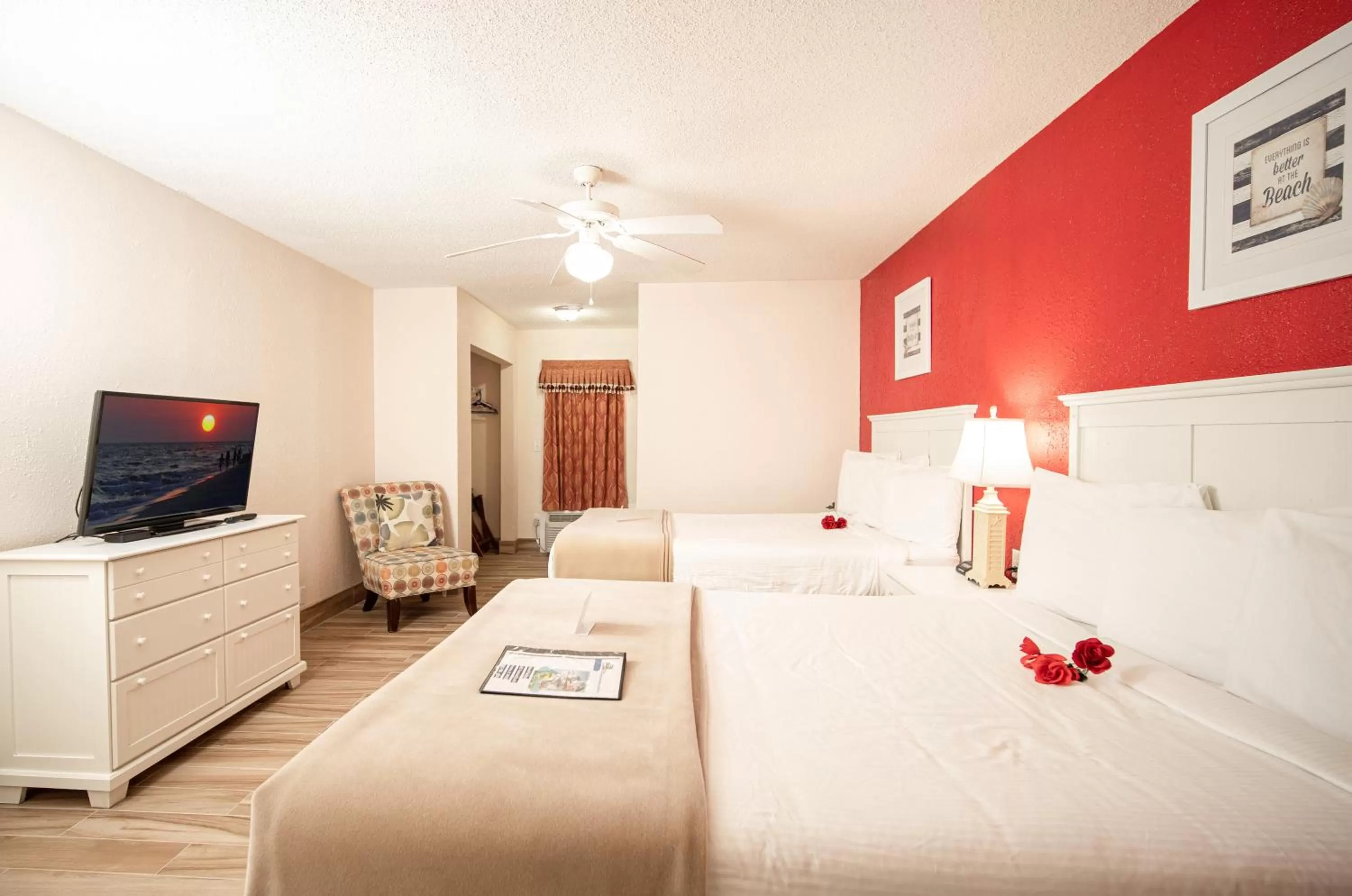 Photo of the whole room, Bed in Island Sun Inn & Suites - Venice, Florida Historic Downtown & Beach Getaway