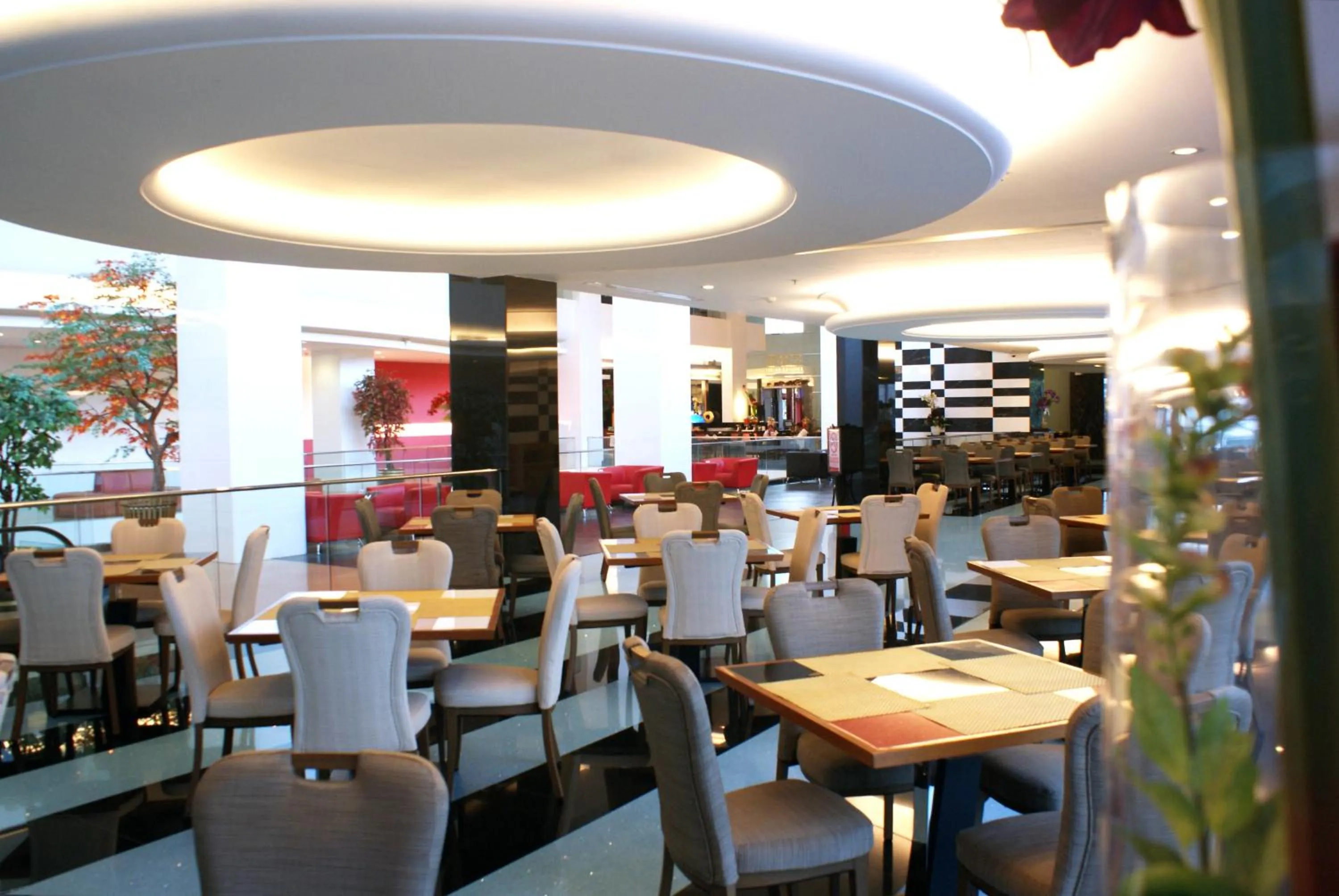 Restaurant/places to eat in Merlynn Park Hotel