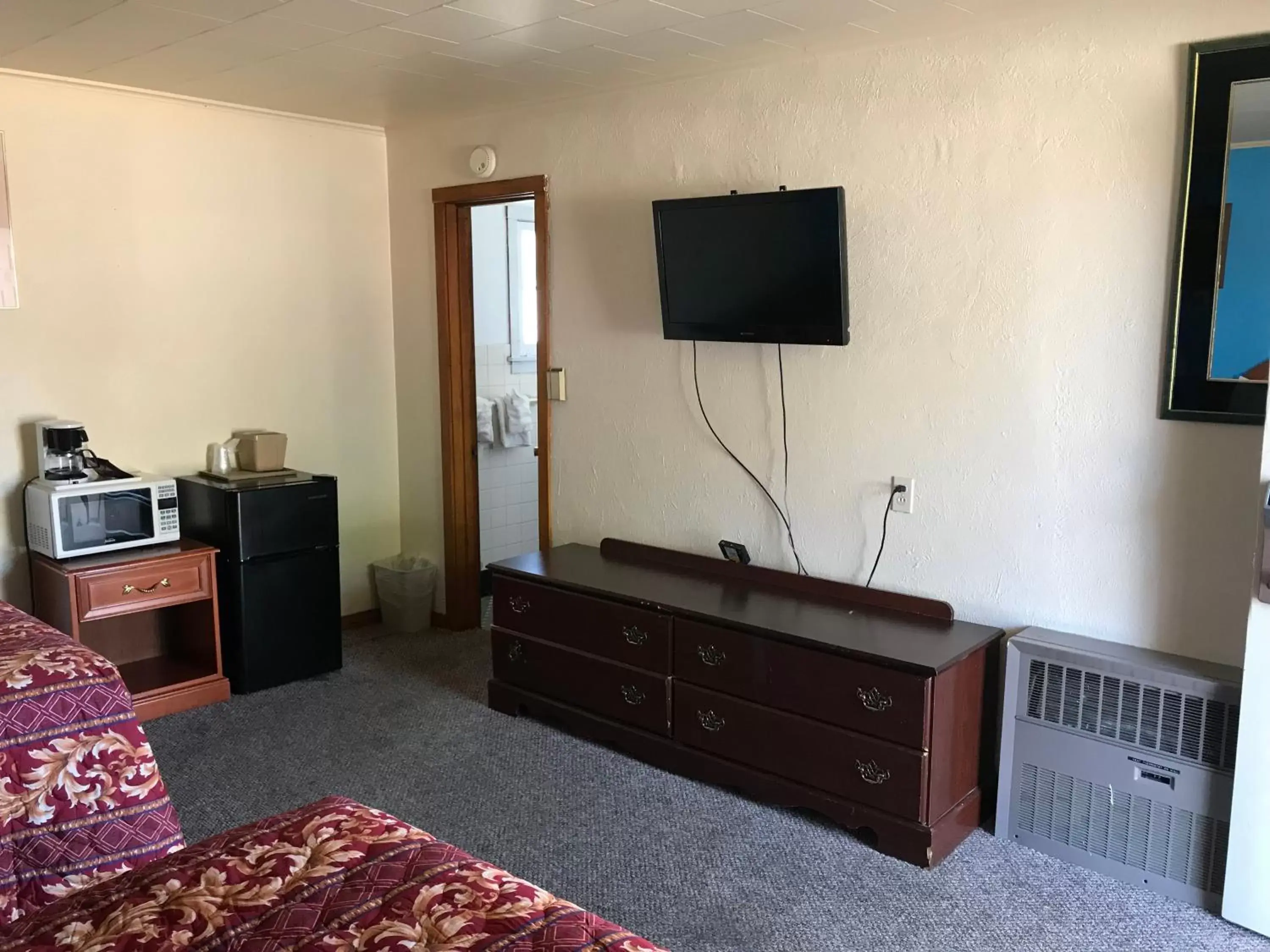 TV and multimedia, TV/Entertainment Center in Best Nights Inn - Sparta