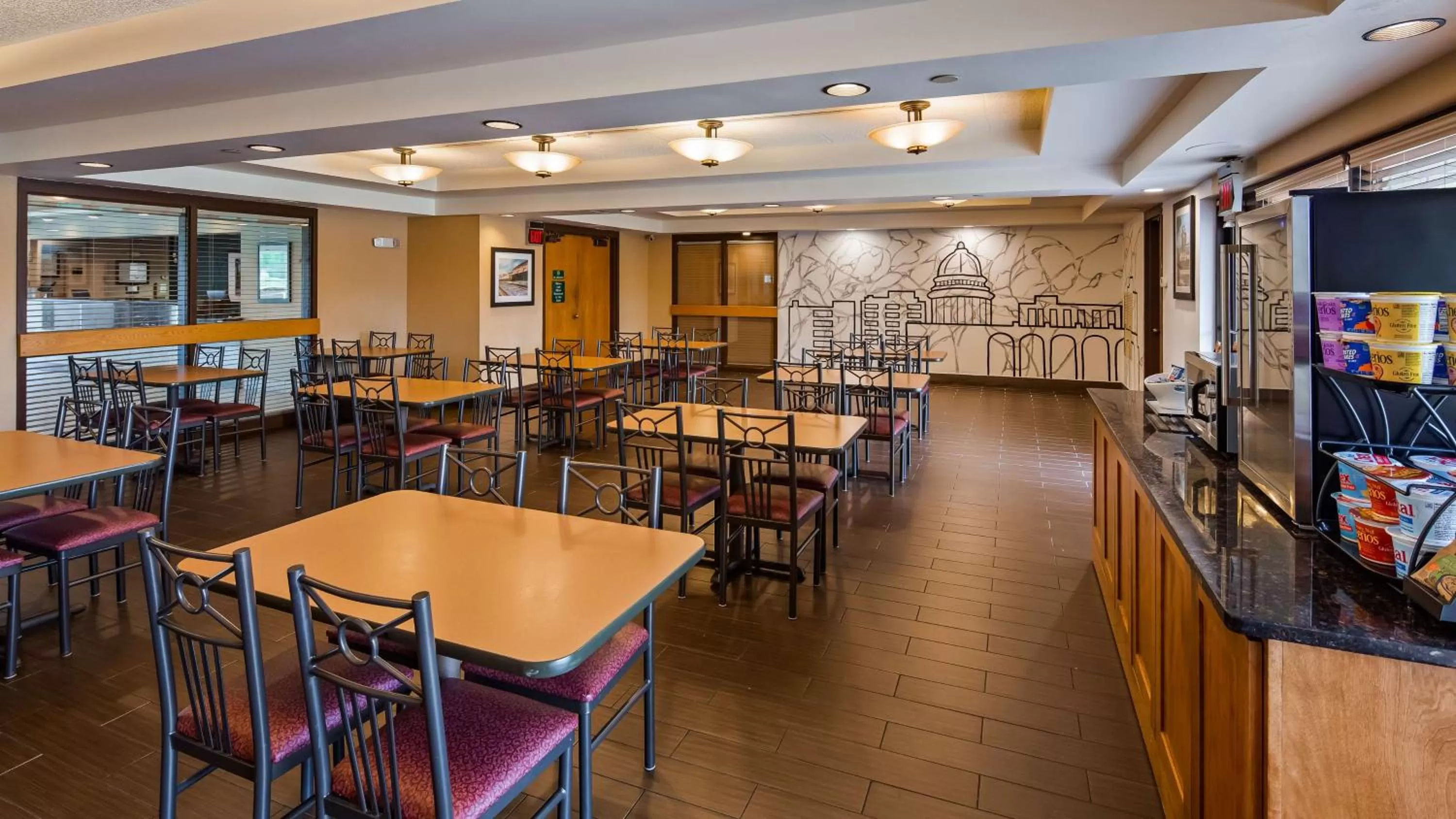 Dining area in Best Western East Towne Suites