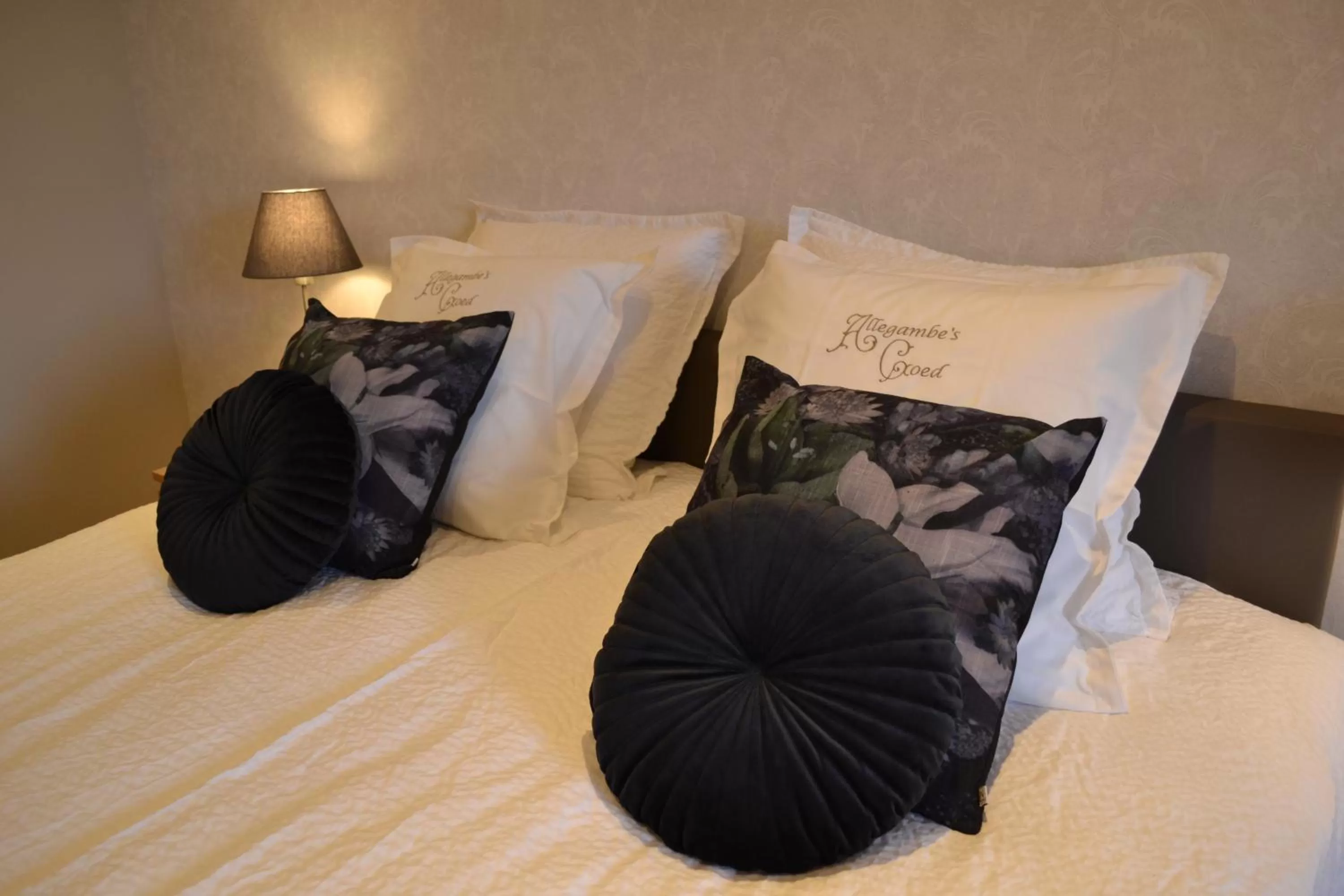 Decorative detail, Bed in B&B Allegambe's Goed