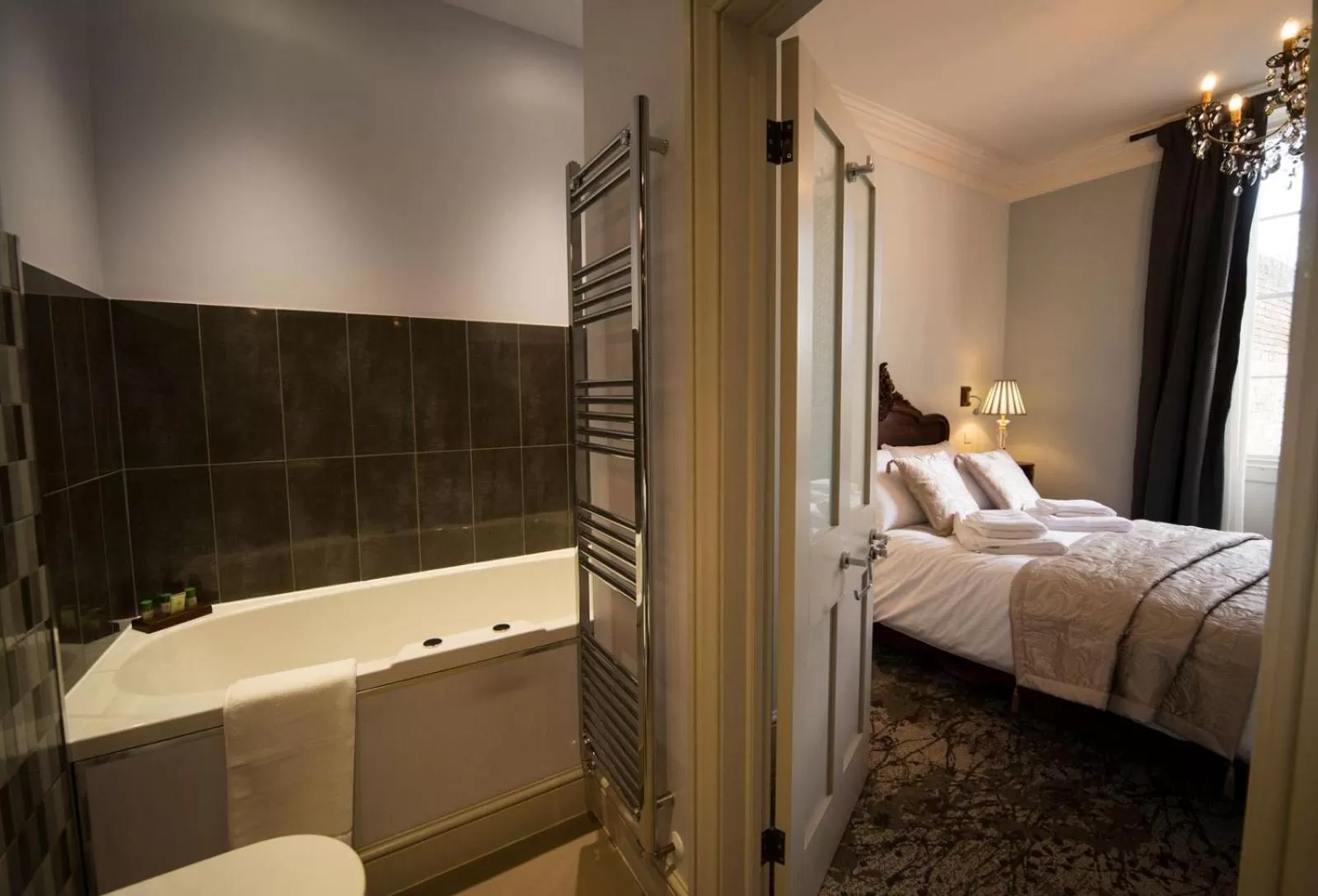 Bedroom, Bed in East Walls Hotel