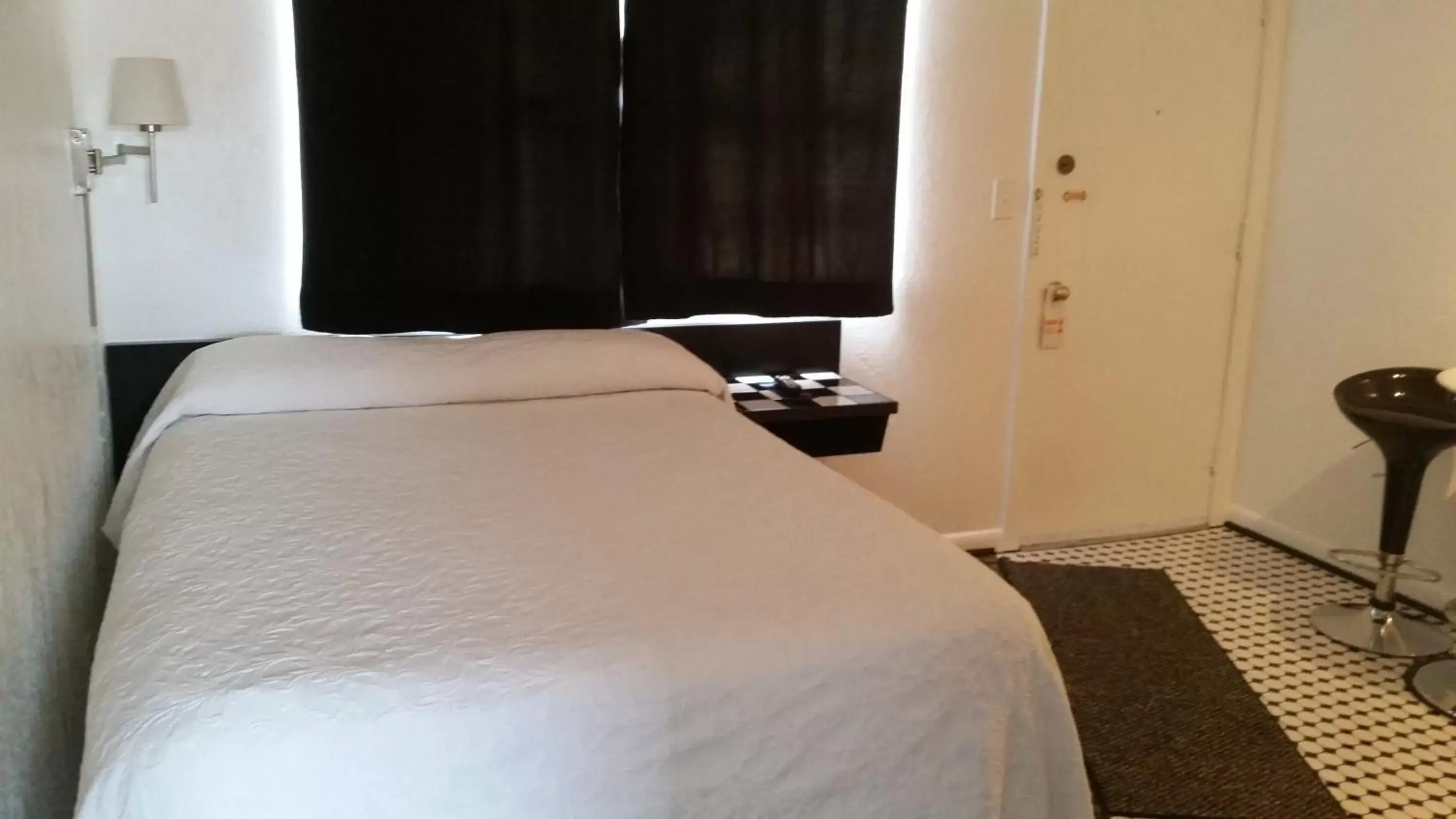 Photo of the whole room, Bed in Rocket Motel